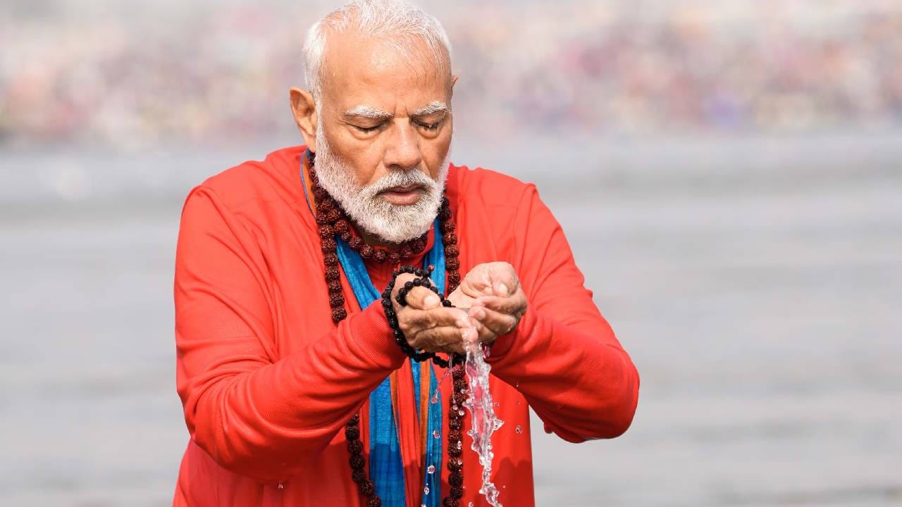 ಪ್ರಧಾನಿ ನರೇಂದ್ರ ಮೋದಿ ಇಂದು ಉತ್ತರ ಪ್ರದೇಶದ ಪ್ರಯಾಗ್​ರಾಜ್​ನಲ್ಲಿ ನಡೆದ ಕುಂಭಮೇಳದಲ್ಲಿ ಪಾಲ್ಗೊಂಡಿದ್ದರು. ತ್ರಿವೇಣಿ ಸಂಗಮದ ಪವಿತ್ರ ನೀರಿನಲ್ಲಿ ಮಿಂದೆದ್ದಿದ್ದಾರೆ. ಮುಖ್ಯಮಂತ್ರಿ ಯೋಗಿ ಆದಿತ್ಯನಾಥ್​ ಪ್ರಧಾನಿ ಮೋದಿಯವರೊಂದಿಗೆ ಹಾಜರಿದ್ದರು. ಜನವರಿ 13 ರಂದು ಪ್ರಾರಂಭವಾದ ಮಹಾಕುಂಭದಲ್ಲಿ ಇಲ್ಲಿಯವರೆಗೆ 14 ಕೋಟಿಗೂ ಹೆಚ್ಚು ಭಕ್ತರು ಪವಿತ್ರ ಸ್ನಾನ ಮಾಡಿದ್ದಾರೆ.
