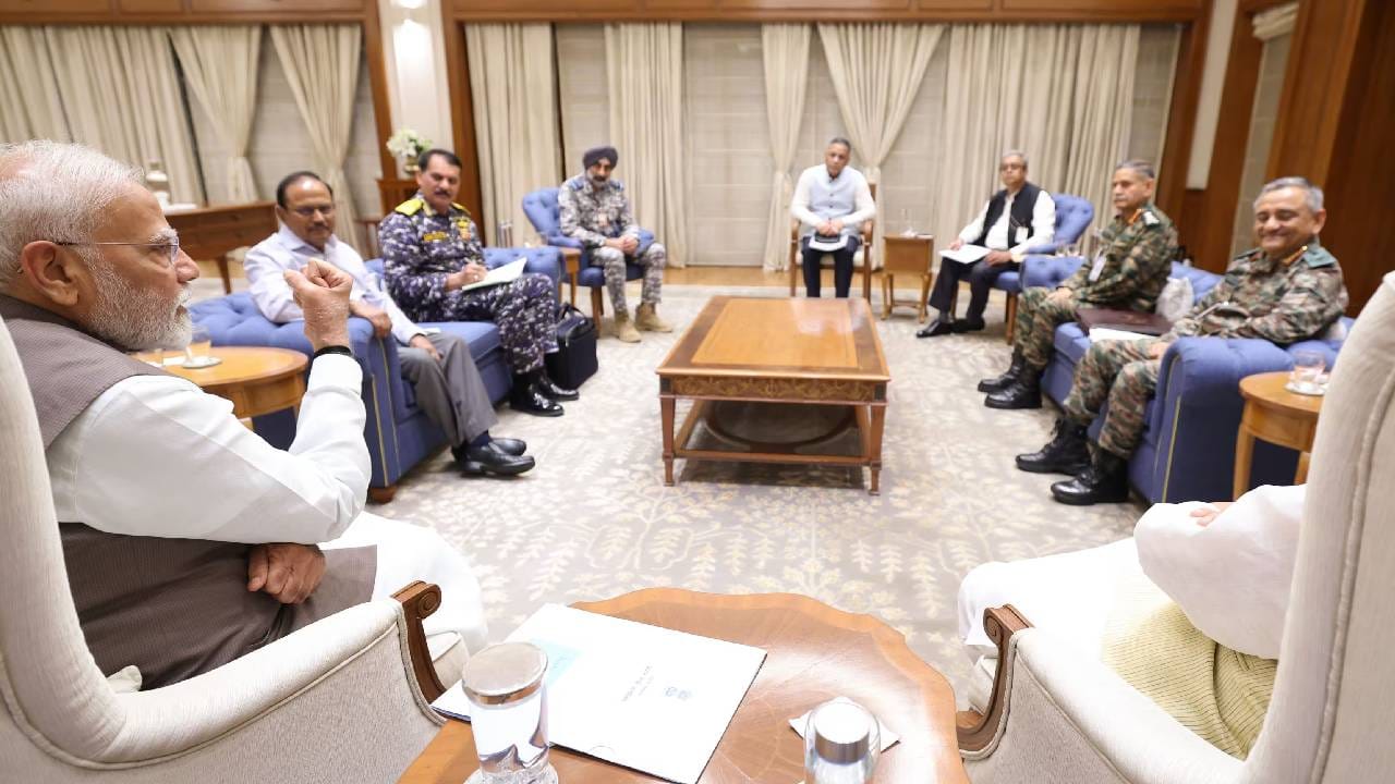 ಆಪರೇಷನ್ ಸಿಂಧೂರ್ ಸಂದರ್ಭ: ಪ್ರಧಾನಿ ಮೋದಿಯವರ ಅಧ್ಯಕ್ಷತೆಯಲ್ಲಿ ರಕ್ಷಣಾ ಸಚಿವ ರಾಜನಾಥ್ ಸಿಂಗ್, ಎನ್‌ಎಸ್‌ಎ ಅಜಿತ್ ದೋವಲ್, ಸಿಡಿಎಸ್ ಜನರಲ್ ಅನಿಲ್ ಚೌಹಾಣ್, ಸಶಸ್ತ್ರ ಪಡೆಗಳ ಮುಖ್ಯಸ್ಥರು ಮತ್ತು ಇತರ ಹಿರಿಯ ಅಧಿಕಾರಿಗಳು ಭಾಗವಹಿಸಿದ್ದ ನಿರ್ಣಾಯಕ ಸಭೆ.
