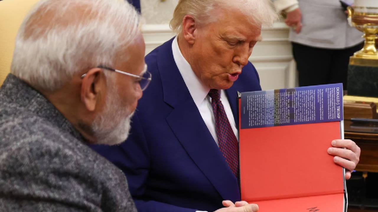 ಪ್ರಧಾನಿ ನರೇಂದ್ರ ಮೋದಿ ಫ್ರಾನ್ಸ್​ ಬಳಿಕ ಅಮೆರಿಕ ಪ್ರವಾಸ ಕೈಗೊಂಡಿದ್ದರು.. ಟ್ರಂಪ್ ಮೋದಿಗೆ ಸ್ಮರಣಿಕೆಯಾಗಿ ಪುಸ್ತಕವೊಂದನ್ನು ಉಡುಗೊರೆಯಾಗಿ ನೀಡಿದರು. ಅವರ್ ಜರ್ನಿ ಟುಗೆದರ್ ಎಂಬ ವಿಶೇಷ ಪುಸ್ತಕವನ್ನು ಉಡುಗೊರೆಯಾಗಿ ನೀಡಿದ್ದಾರೆ. ಮಿಸ್ಟರ್ ಪ್ರೈಮ್ ಮಿನಿಸ್ಟರ್ ಯು ಆರ್ ಗ್ರೇಟ್​ ಎಂದು ಬರೆಯುವ ಮೂಲಕ, ಟ್ರಂಪ್ ಸಹಿ ಮಾಡಿ ಆ ಪುಸ್ತಕವನ್ನು ಮೋದಿಗೆ ಉಡುಗೊರೆಯಾಗಿ ಕೊಟ್ಟರು.  ಟ್ರಂಪ್ ಅವರ ಮೊದಲ ಅವಧಿಯನ್ನು ವಿವರಿಸುವ ಈ ಫೋಟೋಬುಕ್, 2019 ರ ಸೆಪ್ಟೆಂಬರ್‌ನಲ್ಲಿ ಪ್ರಧಾನಿ ಮೋದಿ ಅವರು ಅಮೆರಿಕಕ್ಕೆ ದ್ವಿಪಕ್ಷೀಯ ಭೇಟಿಯಲ್ಲಿದ್ದಾಗ ನಡೆದ ಹೌಡಿ ಮೋದಿ ಕಾರ್ಯಕ್ರಮ ಸೇರಿದಂತೆ ಪ್ರಮುಖ ಘಟನೆಗಳ ಚಿತ್ರಗಳನ್ನು ಒಳಗೊಂಡಿದೆ.
