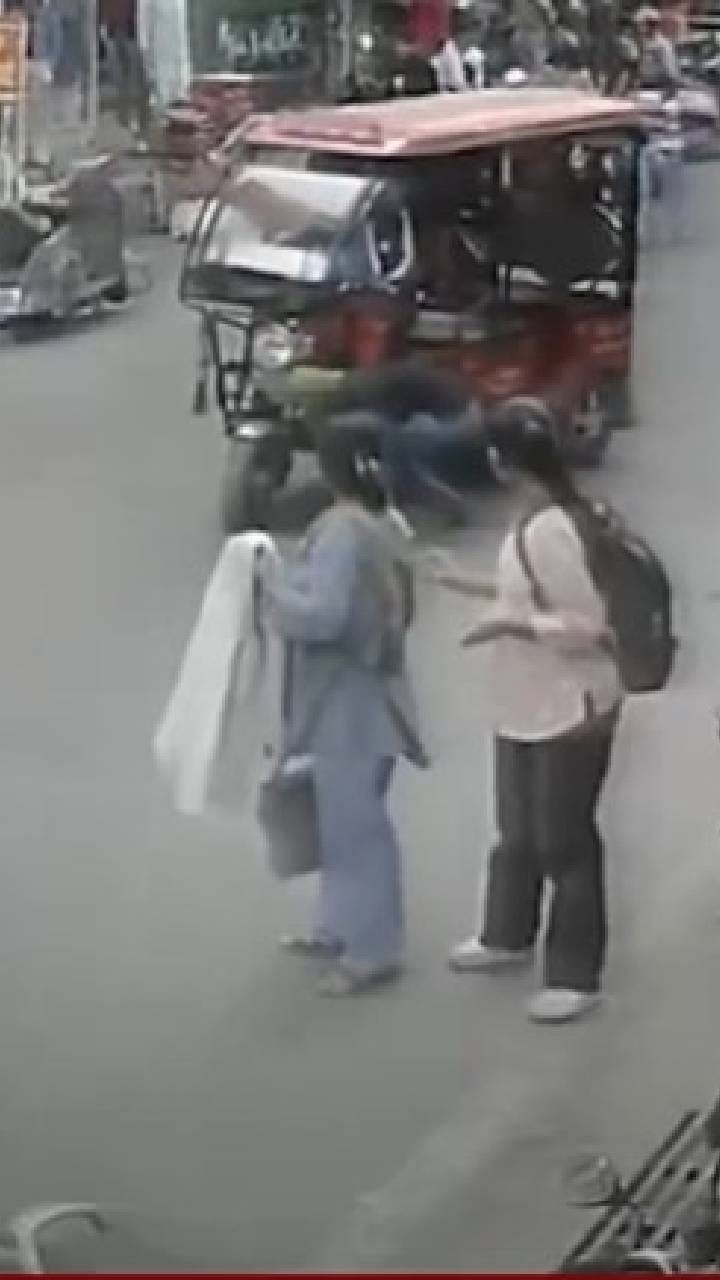 ಮಹಿಳೆಯ ಜೇಬಿನಿಂದ ಹಣ ಬೀಳುತ್ತಿದ್ದಂತೆ ಬಕ ಪಕ್ಷಿಯಂತೆ ಓಡಿದ ಬೈಕ್ ಸವಾರ