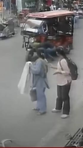 ಮಹಿಳೆಯ ಜೇಬಿನಿಂದ ಹಣ ಬೀಳುತ್ತಿದ್ದಂತೆ ಬಕ ಪಕ್ಷಿಯಂತೆ ಓಡಿದ ಬೈಕ್ ಸವಾರ