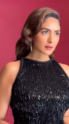 ಮೃಣಾಲ್ ಠಾಕೂರ್ ಕ್ಯೂಟ್ ಫೋಟೊಶೂಟ್ ವಿಡಿಯೋ ಇಲ್ಲಿದೆ ನೋಡಿ