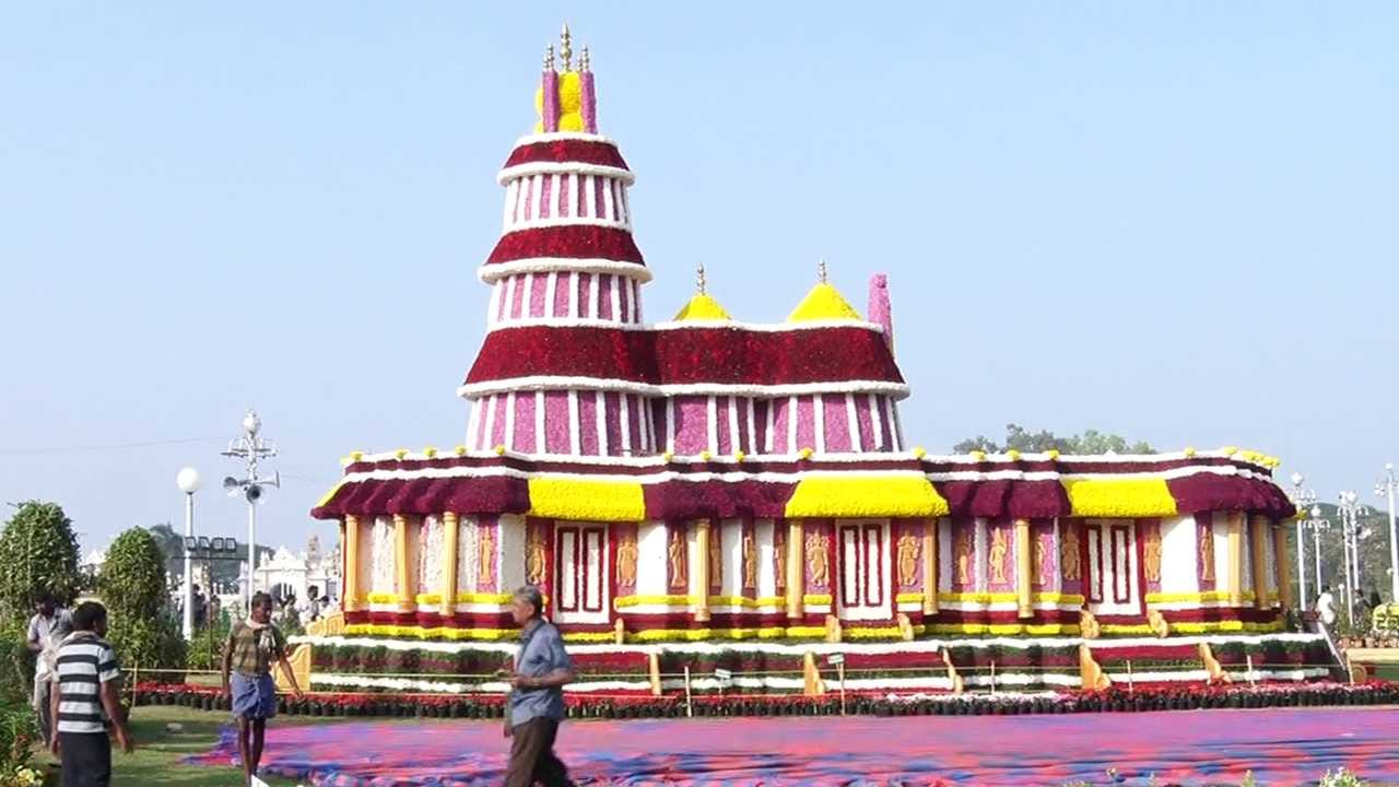 ಈ ಬಾರಿಯ ಫ್ಲವರ್ ಶೋನ ಪ್ರಮುಖ ಆಕರ್ಷಣೆ ಶೃಂಗೇರಿಯ ಶಾರದಾ ಮಾತೆ ದೇಗುಲದ ಮಾದರಿ. 50 ಅಡಿ ಅಗಲ, 16 ಅಡಿ ಉದ್ದ ಮತ್ತು 25 ಅಡಿ ಎತ್ತರದ ಈ ಕಲಾಕೃತಿ ಲಕ್ಷಾಂತರ ಗುಲಾಬಿ ಹಾಗೂ ಸೇವಂತಿಗೆ ಹೂಗಳಿಂದ ನಿರ್ಮಿಸಲಾಗಿದೆ. ದೇಗುಲದ ಭವ್ಯತೆ ಪ್ರವಾಸಿಗರನ್ನು ಸೂಜಿಗಲ್ಲಿನಂತೆ ಸೆಳೆಯುತ್ತಿದೆ.
