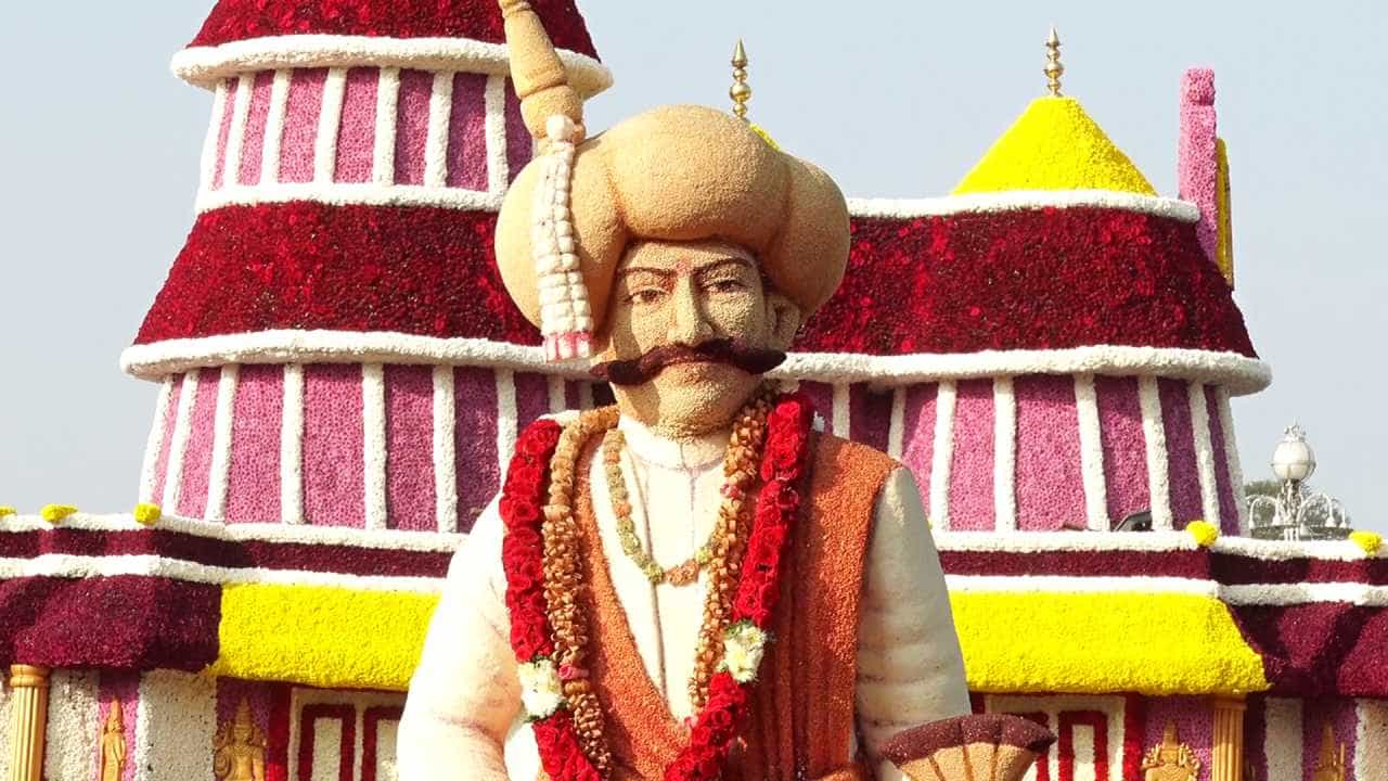 ಕ್ರಿಸ್ಮಸ್ ಹಾಗೂ ಹೊಸ ವರ್ಷದ ಸಂಭ್ರಮದ ನಡುವೆ ಸಾಂಸ್ಕೃತಿಕ ನಗರಿ ಮೈಸೂರು ವಿಶೇಷವಾಗಿ ಮಿಂಚುತ್ತಿದೆ. 2025ಕ್ಕೆ ವಿದಾಯ ಹೇಳಿ 2026ನ್ನು ಸ್ವಾಗತಿಸಲು ಮೈಸೂರು ಅರಮನೆ ಹೂವಿನ ಅಲಂಕಾರದಲ್ಲಿ ಕಂಗೊಳಿಸುತ್ತಿದೆ. ಅರಮನೆ ಆವರಣದಲ್ಲಿ ನಡೆಯುತ್ತಿರುವ ಮಾಗಿ ಉತ್ಸವ ಪ್ರವಾಸಿಗರನ್ನು ಆಕರ್ಷಿಸುತ್ತಿದ್ದು, ಈಶ್ವರನ ಹೂದೋಟದಂತೆ ಹೂವಿನ ಲೋಕ ಧರೆಗಿಳಿದ ಅನುಭವ ನೀಡುತ್ತಿದೆ.