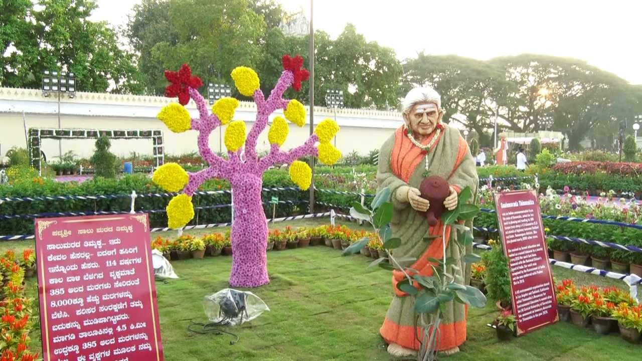 ಫಲಪುಷ್ಪ ಪ್ರದರ್ಶನದಲ್ಲಿ 2025ರಲ್ಲಿ ಭಾರತೀಯ ಮಹಿಳಾ ಕ್ರಿಕೆಟಿಗರು ಗೆದ್ದ ಟ್ರೋಫಿಯ ಮಾದರಿ, ಸಾಲುಮರದ ತಿಮ್ಮಕ್ಕ, ಆಪರೇಷನ್ ಸಿಂಧೂರ್ ಹಾಗೂ ಮುಮ್ಮಡಿ ಕೃಷ್ಣರಾಜ ಒಡೆಯರ್ ಅವರ ಕಲಾಕೃತಿಗಳು ವಿಶೇಷ ಆಕರ್ಷಣೆಯಾಗಿವೆ. ಜೊತೆಗೆ ಸೆಲ್ಫಿ ಪ್ರಿಯರಿಗಾಗಿ ವಿಶಿಷ್ಟ ವಿನ್ಯಾಸದ ಸೆಲ್ಫಿ ಪಾಯಿಂಟ್ ನಿರ್ಮಿಸಲಾಗಿದೆ.
