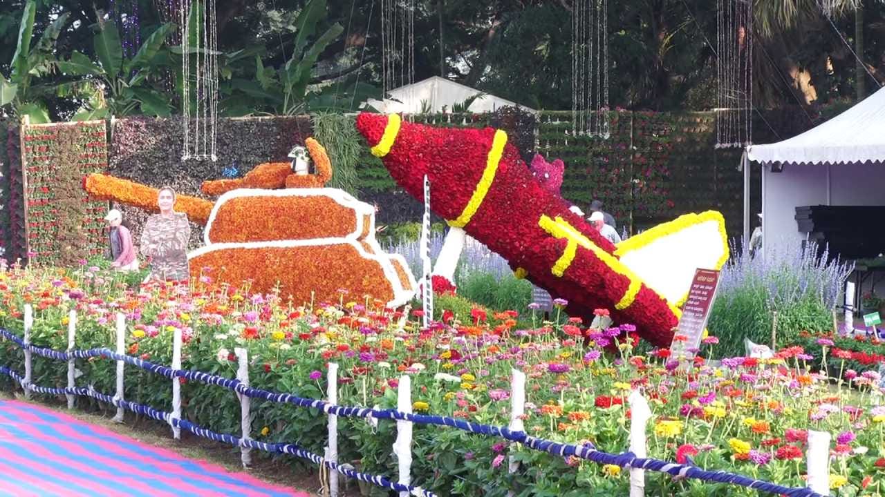 ಫ್ಲವರ್ ಶೋ ಜೊತೆಗೆ ಡಿಸೆಂಬರ್ 25ರವರೆಗೆ ಸಂಗೀತ ಕಾರ್ಯಕ್ರಮ ಆಯೋಜಿಸಲಾಗಿದೆ. ಮಣಿಕಾಂತ್ ಕದ್ರಿ, ವಾಸುಕಿ ವೈಭವ್, ಅಜಯ್ ವಾರಿಯರ್ ತಂಡಗಳ ಸಂಗೀತ ರಸಸಂಜೆ ಪ್ರೇಕ್ಷಕರ ಮನಸೂರೆಗೊಳ್ಳಲಿದೆ. ಸುಮಾರು 4 ಲಕ್ಷ ಹೂಗಳು ಹಾಗೂ 35 ಸಾವಿರ ಜಾತಿಯ ಗಿಡಗಳಿಂದ ಅರಮನೆ ಆವರಣ ಜಗಮಗಿಸುತ್ತಿದೆ.
