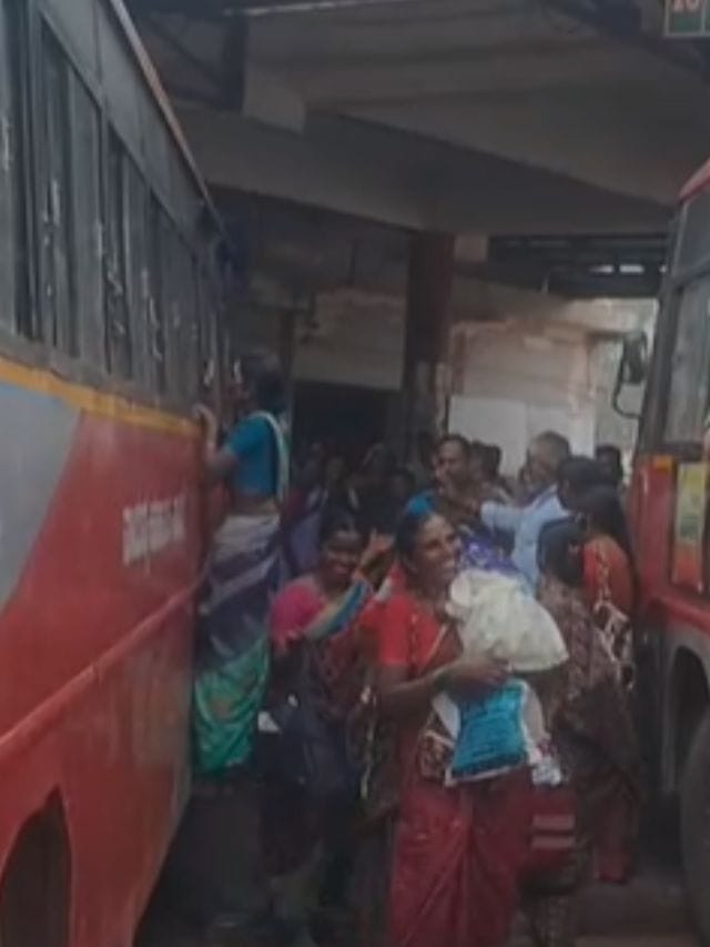 ಶಕ್ತಿ ಯೋಜನೆ ಎಫೆಕ್ಟ್​​​: ಕಿಟಿಕಿ ಮೂಲಕ ಬಸ್ ಹತ್ತಿದ ಮಹಿಳೆಯರು