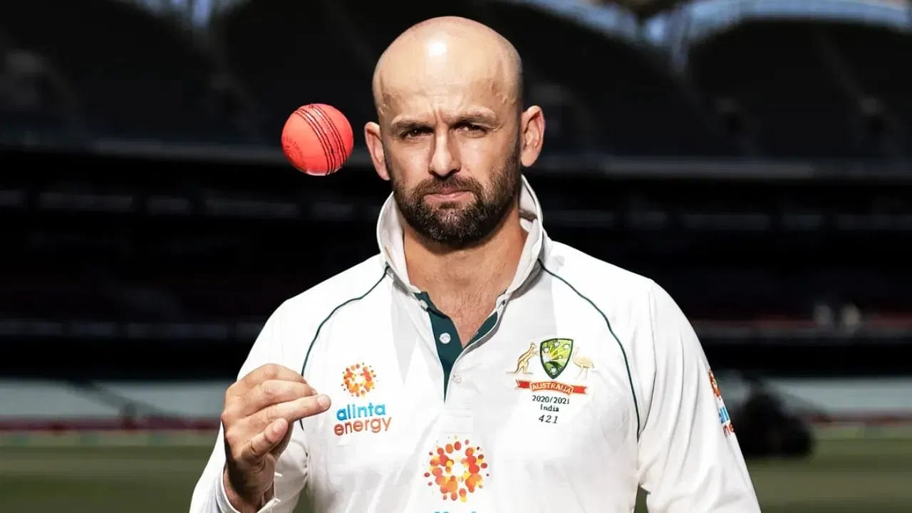 ಆಸ್ಟ್ರೇಲಿಯಾ ಮತ್ತು ಇಂಗ್ಲೆಂಡ್ (Australia vs England) ನಡುವಣ ಆ್ಯಶಸ್ ಸರಣಿಯ 2ನೇ ಟೆಸ್ಟ್ ಪಂದ್ಯ ಶುರುವಾಗಿದೆ. ಬ್ರಿಸ್ಬೇನ್​ನ ಗಾಬ್ಬಾ ಮೈದಾನದಲ್ಲಿ ನಡೆಯುತ್ತಿರುವ ಈ ಪಂದ್ಯದಲ್ಲಿ ಆಸ್ಟ್ರೇಲಿಯಾ ಸ್ಪಿನ್ನರ್ ನಾಥನ್ ಲಿಯಾನ್ ಕಣಕ್ಕಿಳಿದಿಲ್ಲ ಎಂಬುದೇ ವಿಶೇಷ.