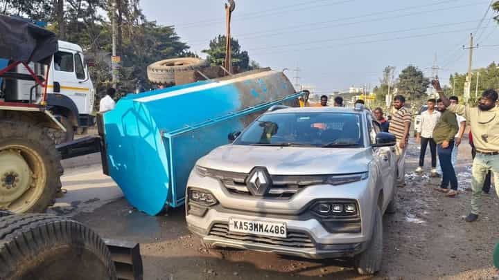 ನೆಲಮಂಗಲ: ಕಾರಿನ ಮೇಲೆ ಬಿದ್ದ ವಾಟರ್ ಟ್ಯಾಂಕರ್, ಕಾರಿನಲ್ಲಿದ್ದ ಕುಟುಂಬ ಪವಾಡಸದೃಶ ಪಾರು ನೆಲಮಂಗಲ: ಕಾರಿನ ಮೇಲೆ ಬಿದ್ದ ವಾಟರ್ ಟ್ಯಾಂಕರ್, ಕಾರಿನಲ್ಲಿದ್ದ ಕುಟುಂಬ ಪವಾಡಸದೃಶ ಪಾರು