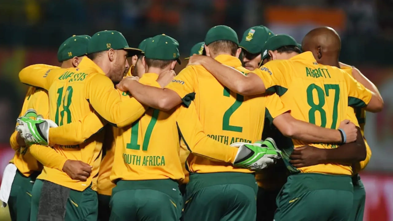 ಭಾರತ ಮತ್ಯು ಸೌತ್ ಆಫ್ರಿಕಾ ನಡುವಣ ಏಕದಿನ ಸರಣಿ ಮುಗಿದಿದೆ. ಮೂರು ಪಂದ್ಯಗಳ ಈ ಸರಣಿಯನ್ನು ಟೀಮ್ ಇಂಡಿಯಾ 2-1 ಅಂತರದಿಂದ ಗೆದ್ದುಕೊಂಡಿದೆ. ಇದೀಗ ಉಭಯ ತಂಡಗಳು ಟಿ20 ಸರಣಿಗಾಗಿ ಸಜ್ಜಾಗುತ್ತಿದೆ. ಆದರೆ ಈ ಸರಣಿಗೂ ಮುನ್ನವೇ ಸೌತ್ ಆಫ್ರಿಕಾ ತಂಡಕ್ಕೆ ಡಬಲ್ ಆಘಾತ ಎದುರಾಗಿದೆ.