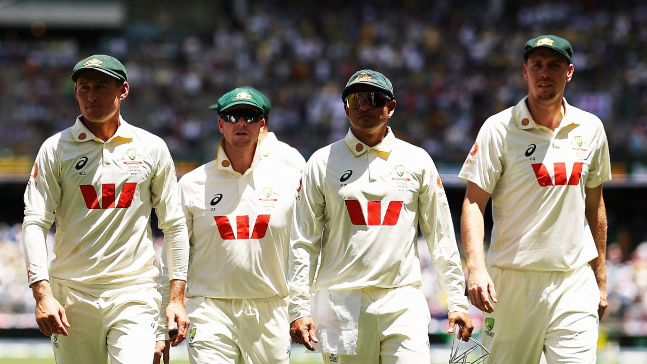 ಆ್ಯಶಸ್ ಟೆಸ್ಟ್ ಸರಣಿಯ ಮೂರನೇ ಪಂದ್ಯಕ್ಕಾಗಿ ಆಸ್ಟ್ರೇಲಿಯಾ ತಂಡವನ್ನು ಪ್ರಕಟಿಸಲಾಗಿದೆ. 15 ಸದಸ್ಯರುಗಳ ಈ ತಂಡದಲ್ಲಿ ಈ ಬಾರಿ ಪ್ಯಾಟ್ ಕಮಿನ್ಸ್ ಕಾಣಿಸಿಕೊಂಡಿದ್ದಾರೆ. ಕಳೆದ ಕೆಲ ತಿಂಗಳುಗಳಿಂದ ಬೆನ್ನು ನೋವಿನ ಸಮಸ್ಯೆಯಿಂದ ಬಳಲುತ್ತಿದ್ದ ಕಮಿನ್ಸ್ ಇದೀಗ ತಂಡಕ್ಕೆ ಮರಳಿದ್ದು, ಇದರೊಂದಿಗೆ ಆಸ್ಟ್ರೇಲಿಯಾ ತಂಡದ ನಾಯಕತ್ವ ಕೂಡ ಬದಲಾಗಿದೆ.