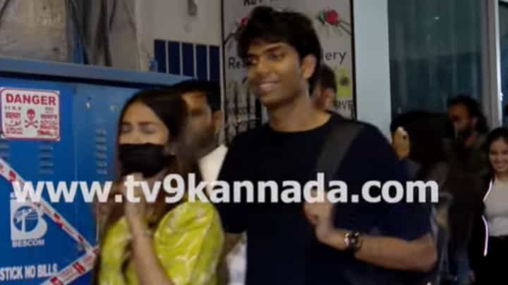 Video: ಮಾಧ್ಯಮದ ಕ್ಯಾಮೆರಾ ನೋಡುತ್ತಿದ್ದಂತೆ ಮುಖ ಮುಚ್ಚಿಕೊಂಡ ಯುವತಿ Video: ಮಾಧ್ಯಮದ ಕ್ಯಾಮೆರಾ ನೋಡುತ್ತಿದ್ದಂತೆ ಮುಖ ಮುಚ್ಚಿಕೊಂಡ ಯುವತಿ