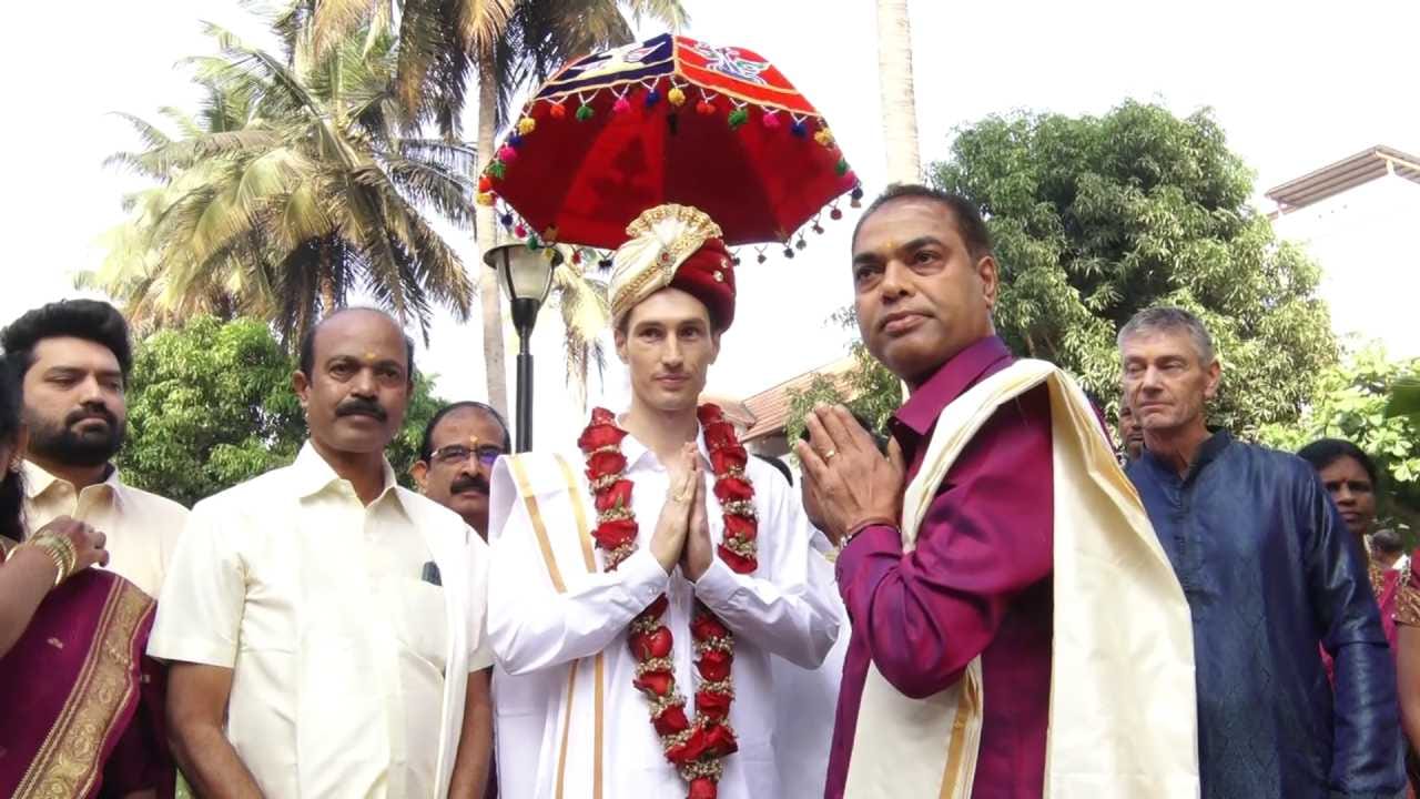 ಕ್ಯಾಂಬೆಲ್, ನ್ಯೂಜಿಲೆಂಡ್‌ನ ಸಾಫ್ಟ್‌ವೇರ್ ಇಂಜಿನಿಯರ್ ಆಗಿದ್ದು, ಹಿಂದೂ ಸಂಪ್ರದಾಯದಂತೆ ಮದುವೆಯಾಗಲು ಇಷ್ಟಪಟ್ಟಿದ್ದಾರೆ. ಮದುವೆಗೆ ಒಂದು ವಾರದಿಂದ ಪೂರ್ವತಯಾರಿ ಆಗಿದ್ದು, ಕುಟುಂಬಸ್ಥರು ಶೇರ್ವಾನಿ, ಸೀರೆ ಧರಿಸಿ ತಯಾರಾದರು. ಅರ್ಚನಾ, ಶಾಸ್ತ್ರ ಪೂಜೆಗಳು, ಅರುಂಧತಿ ನಕ್ಷತ್ರ ಮತ್ತು ಎಲ್ಲಾ ಸಂಪ್ರದಾಯಿಕ ವಿಧಿಗಳನ್ನು ಪಾಲಿಸಿ ಮದುವೆ ನಡೆದಿದೆ. ಪ್ರತಿ ಕ್ಷಣವೂ ಸಾಂಸ್ಕೃತಿಕ ವೈಭವ ಮತ್ತು ಪವಿತ್ರತೆಯನ್ನು ತೋರಿಸುತ್ತಿದೆ.
