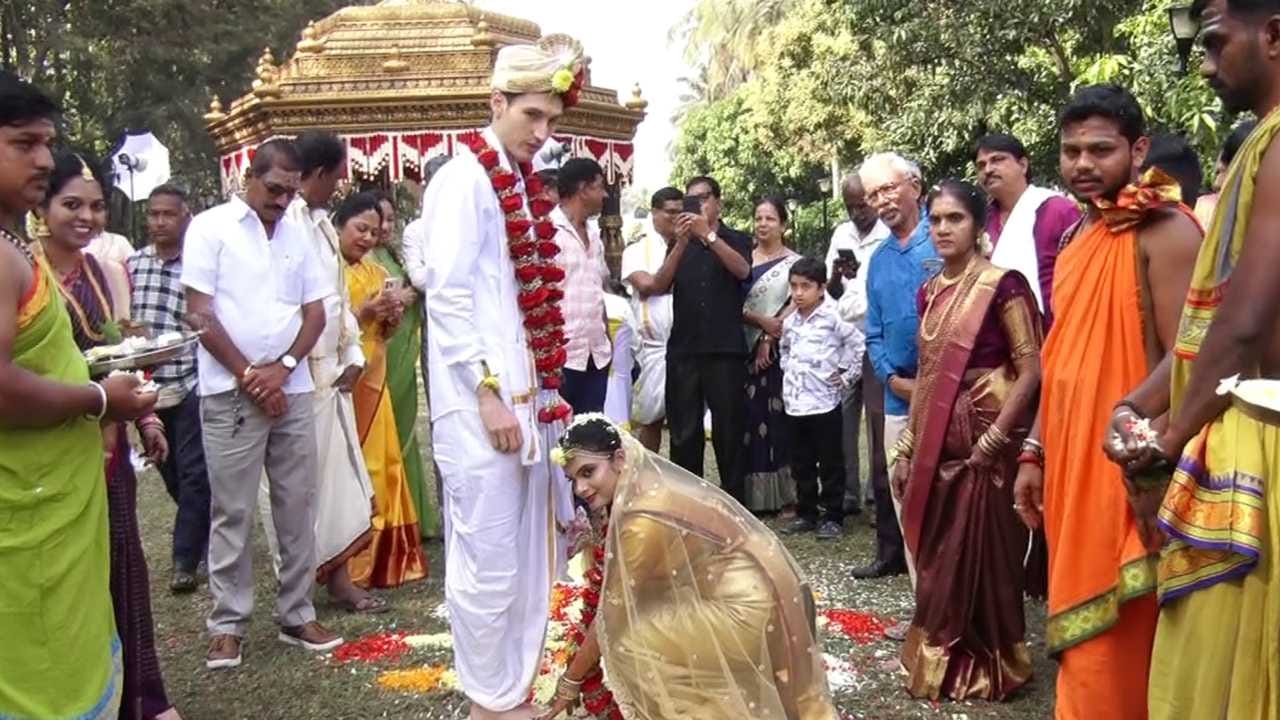 ಈ ಮದುವೆಯಲ್ಲಿ ಯಾವುದೇ ಶಾಸ್ತ್ರವನ್ನು ಬಿಟ್ಟುಬಿಡದೆ ಆಚರಣೆ ಮಾಡಲಾಗಿದೆ. ಅರಿಶಿಣ ಶಾಸ್ತ್ರ, ಧಾರೆ​ ಶಾಸ್ತ್ರ, ನಕ್ಷತ್ರ ವೀಕ್ಷಣೆ ಮತ್ತು ಪೂಜೆಗಳ ಎಲ್ಲ ವಿಧಾನಗಳು ನಿಖರವಾಗಿ ನಡೆದಿವೆ. ಯುವಜೋಡಿ ಮತ್ತು ಕುಟುಂಬಸ್ಥರು ಸಂಪ್ರದಾಯಿಕ ಉಡುಪಿನಲ್ಲಿ, ಸಂತೋಷದಲ್ಲಿ ಪಾಲ್ಗೊಂಡು ಮದುವೆಯ ವೈಭವವನ್ನು ಹೆಚ್ಚಿಸುತ್ತಿದ್ದಾರೆ. ಇದು ಪ್ರೇಮ, ಪರಂಪರೆ ಮತ್ತು ಸಂಸ್ಕೃತಿಯ ಶ್ರೇಷ್ಠ ಸಮ್ಮಿಶ್ರಣವನ್ನು ಪ್ರತಿಬಿಂಬಿಸುತ್ತದೆ.
