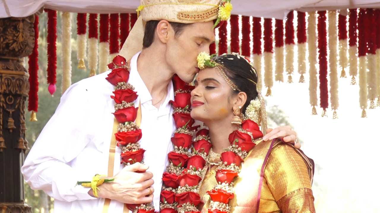 ದಾವಣಗೆರೆಯ ಖಾಸಗಿ ರೆಸಾರ್ಟ್‌ನಲ್ಲಿ ನ್ಯೂಜಿಲೆಂಡ್‌ನ ಕ್ಯಾಂಬೆಲ್ ವಿಲ್ ವರ್ಥ್ ಮತ್ತು ಪೂಜಾ ನಾಗರಾಜ್ ಅವರ ಮದುವೆ ಅದ್ಧೂರಿಯಾವಗಿ ನಡೆದಿದೆ. ಹಿಂದೂ ಸಂಪ್ರದಾಯದ ಪ್ರಕಾರ ಎಲ್ಲ ವಿಧಿ ವಿಧಾನಗಳು, ಶಾಸ್ತ್ರಗಳು ಹಾಗೂ ಆರಿಶಿಣ, ಧಾರೆ​ ಶಾಸ್ತ್ರಗಳು ನಿಖರವಾಗಿ ಪಾಲನೆ ಮಾಡಲಾಗಿದೆ. ಕುಟುಂಬಗಳು, ಸ್ನೇಹಿತರು ಮತ್ತು ಸ್ಥಳೀಯರು ಈ ವೈಭವದ ಮದುವೆ ಉತ್ಸವವನ್ನು ಸಾಕ್ಷಿಯಾಗಿ ಕಾಣುತ್ತಿದ್ದು, ಸಾಂಪ್ರದಾಯಿಕ ಸೌಂದರ್ಯ ಮತ್ತು ಆಧುನಿಕ ಪ್ರೀತಿಯ ಸಮ್ಮಿಶ್ರಣವನ್ನು ಅನುಭವಿಸುತ್ತಿದ್ದಾರೆ.
