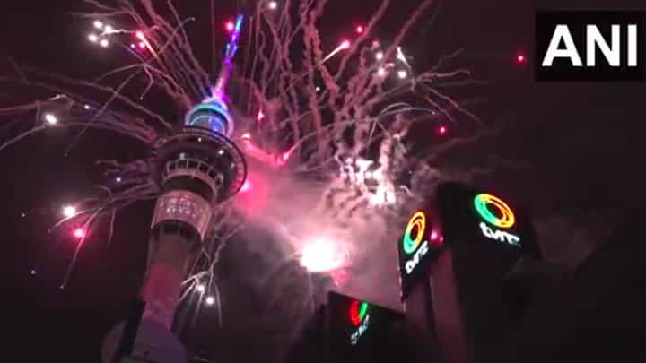New Year 2026: ಹೊಸ ವರ್ಷ ಅದ್ಧೂರಿಯಾಗಿ ಸ್ವಾಗತಿಸಿದ ಮೊದಲ ದೇಶ ನ್ಯೂಜಿಲೆಂಡ್; ಪಟಾಕಿ ಸಿಡಿಸಿ ಸಂಭ್ರಮಿಸಿದ ಜನ New Year 2026: ಹೊಸ ವರ್ಷ ಅದ್ಧೂರಿಯಾಗಿ ಸ್ವಾಗತಿಸಿದ ಮೊದಲ ದೇಶ ನ್ಯೂಜಿಲೆಂಡ್; ಪಟಾಕಿ ಸಿಡಿಸಿ ಸಂಭ್ರಮಿಸಿದ ಜನ