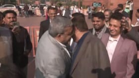 ಸಚಿವ ನಿತಿನ್ ಗಡ್ಕರಿ ಕಿವಿಯಲ್ಲಿ ಟಿಎಂಸಿ ಸಂಸದ ಗುಟ್ಟಾಗಿ ಹೇಳಿದ್ದೇನು?