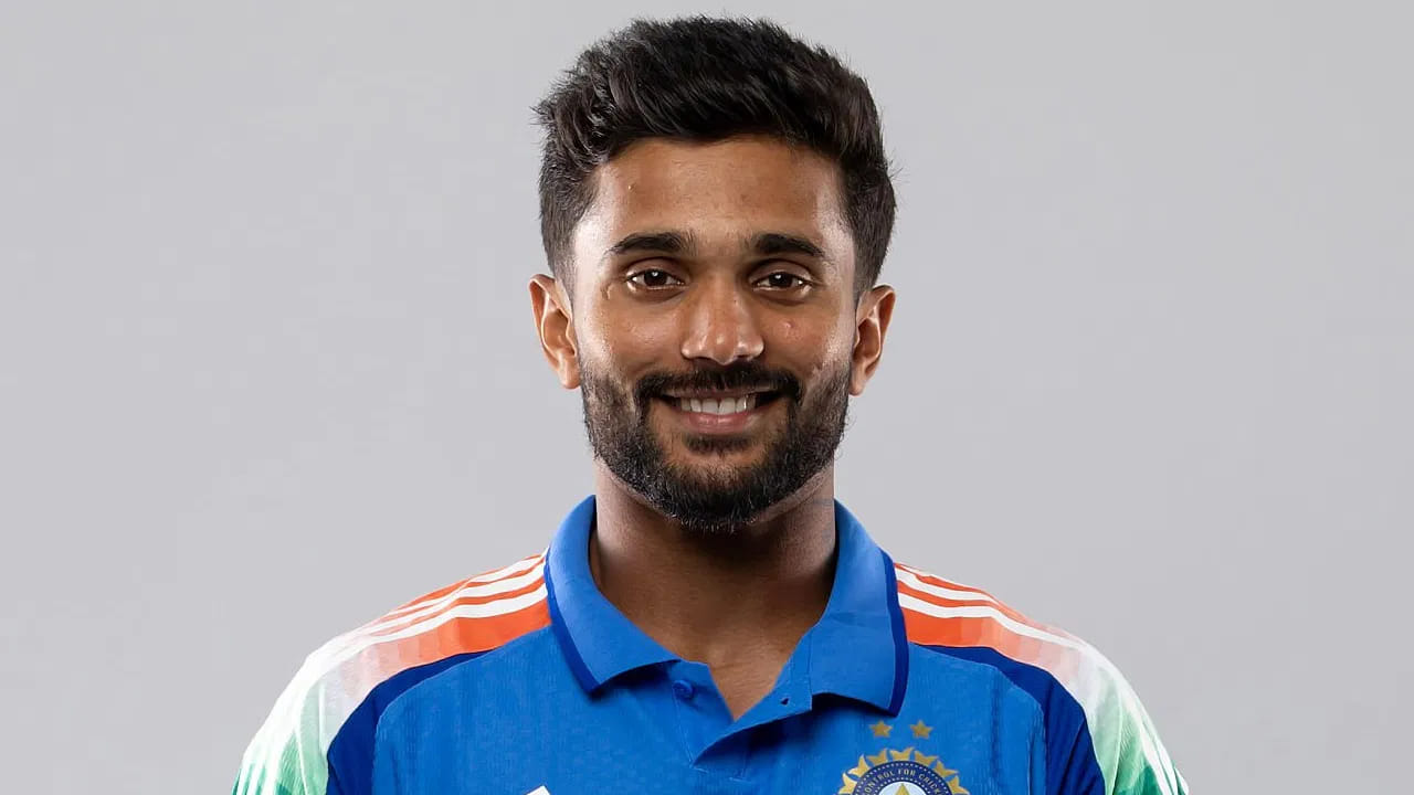 ನಿತೀಶ್ ಕುಮಾರ್ ರೆಡ್ಡಿ: ಯುವ ಆಲ್​ರೌಂಡರ್ ನಿತೀಶ್ ಕುಮಾರ್ ರೆಡ್ಡಿ ಟೀಮ್ ಇಂಡಿಯಾ ಪರ ಈವರೆಗೆ 4 ಟಿ20 ಪಂದ್ಯಗಳನ್ನಾಡಿದ್ದಾರೆ. ಅದರಲ್ಲೂ ಕಳೆದ ತಿಂಗಳು ನಡೆದ ಆಸ್ಟ್ರೇಲಿಯಾ ವಿರುದ್ಧದ ಸರಣಿಯಲ್ಲಿ ಕಾಣಿಸಿಕೊಂಡಿದ್ದರು. ಆದರೆ ಇದೀಗ ಹಾರ್ದಿಕ್ ಪಾಂಡ್ಯ ಅವರ ಕಂಬ್ಯಾಕ್ ಬೆನ್ನಲ್ಲೇ ನಿತೀಶ್ ಕುಮಾರ್ ರೆಡ್ಡಿ ತಂಡದಿಂದ ಹೊರಬಿದ್ದಿದ್ದಾರೆ.