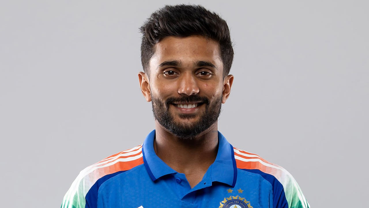 ನಿತೀಶ್ ಕುಮಾರ್ ರೆಡ್ಡಿ: ಯುವ ಆಲ್​ರೌಂಡರ್ ನಿತೀಶ್ ಕುಮಾರ್ ರೆಡ್ಡಿ ಟೀಮ್ ಇಂಡಿಯಾ ಪರ ಈವರೆಗೆ 4 ಟಿ20 ಪಂದ್ಯಗಳನ್ನಾಡಿದ್ದಾರೆ. ಅದರಲ್ಲೂ ಕಳೆದ ತಿಂಗಳು ನಡೆದ ಆಸ್ಟ್ರೇಲಿಯಾ ವಿರುದ್ಧದ ಸರಣಿಯಲ್ಲಿ ಕಾಣಿಸಿಕೊಂಡಿದ್ದರು. ಆದರೆ ಇದೀಗ ಹಾರ್ದಿಕ್ ಪಾಂಡ್ಯ ಅವರ ಕಂಬ್ಯಾಕ್ ಬೆನ್ನಲ್ಲೇ ನಿತೀಶ್ ಕುಮಾರ್ ರೆಡ್ಡಿ ತಂಡದಿಂದ ಹೊರಬಿದ್ದಿದ್ದಾರೆ.