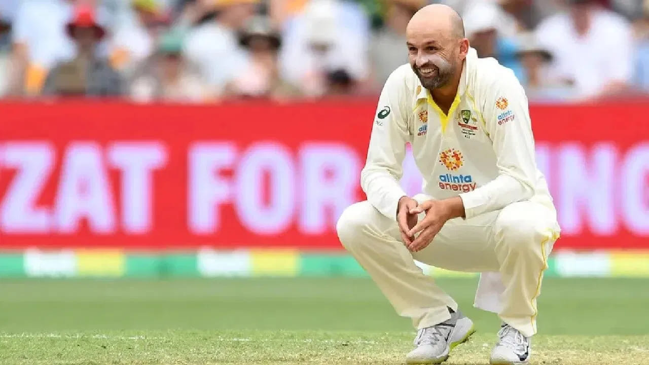 ಆದರೆ ಇದೀಗ ಬರೋಬ್ಬರಿ 13 ವರ್ಷಗಳ ಬಳಿಕ ನಾಥನ್ ಲಿಯಾನ್ ಅವರನ್ನು ಆಡುವ ಬಳಗದಿಂದ ಕೈ ಬಿಡಲಾಗಿದೆ. ಅವರ ಬದಲಿಗೆ ಅನುಭವಿ ಆಲ್​ರೌಂಡರ್ ಮೈಕೆಲ್ ನೇಸರ್​ಗೆ ಅವಕಾಶ ನೀಡಲಾಗಿದೆ. ಇದರೊಂದಿಗೆ ಕಳೆದ 13 ವರ್ಷಗಳಿಂದ ಸತತ ಪಂದ್ಯಗಳನ್ನಾಡುತ್ತಾ ಬಂದಿದ್ದ ಲಿಯಾನ್ ಅವರ ನಾಗಲೋಟ ಕೂಡ ಕೊನೆಗೊಂಡಿದೆ.