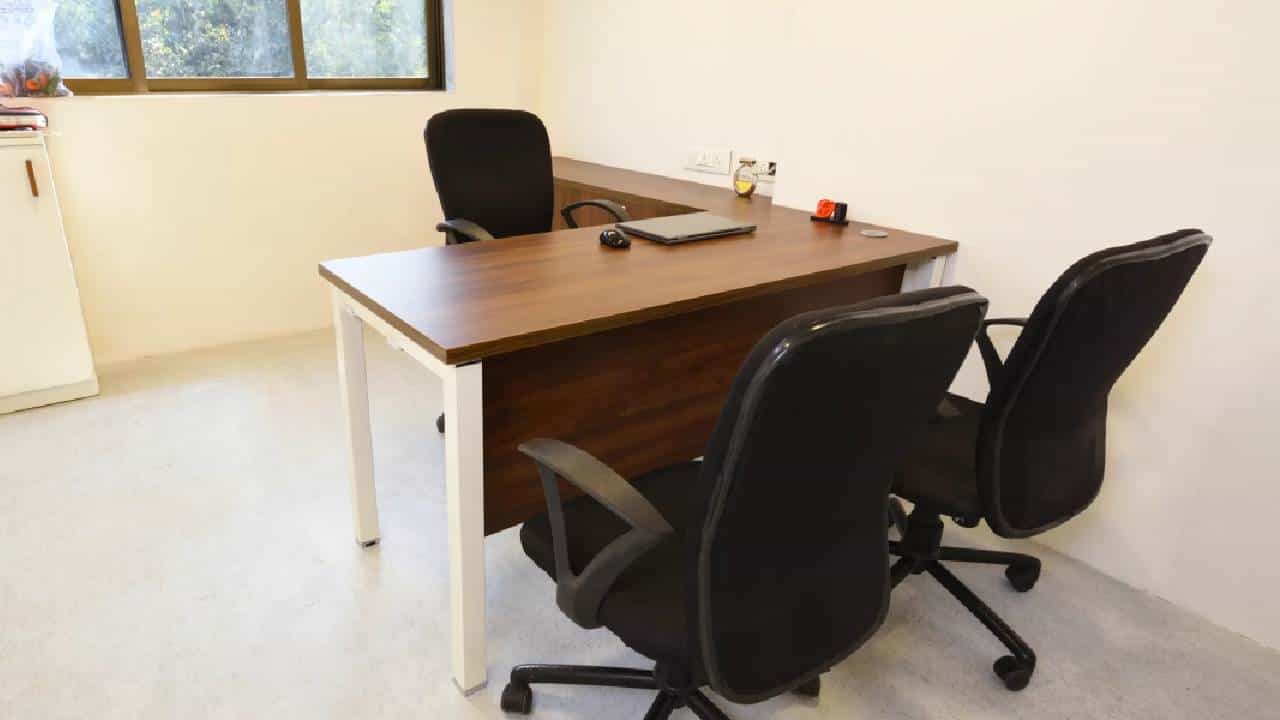 Office Desk Vastu: ಕಚೇರಿಯ ಮೇಜಿನ ಮೇಲೆ ಈ ವಸ್ತುಗಳನ್ನು ಇಡಲೇಬೇಡಿ; ಇದು ನಿಮ್ಮ ಪ್ರಗತಿಗೆ ಅಡ್ಡಿ