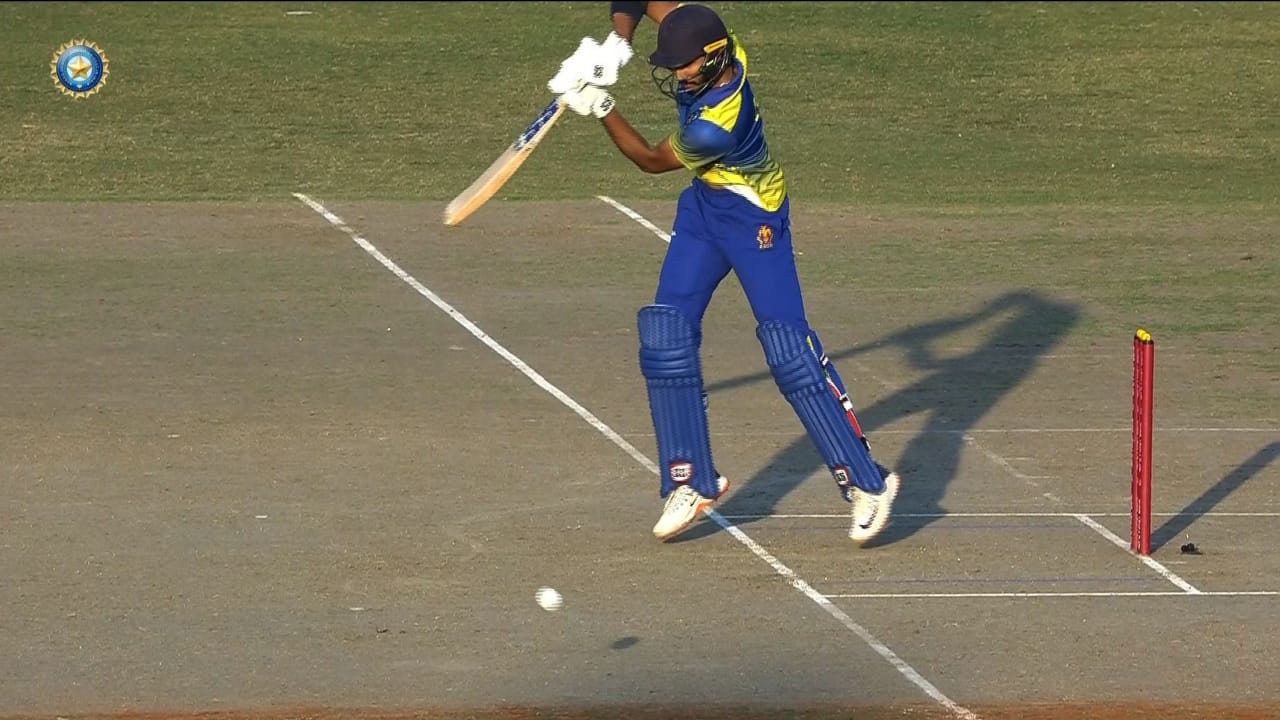 ಇದೀಗ ಈ ಟೂರ್ನಿಯ ಎರಡನೇ ಪಂದ್ಯದಲ್ಲೂ ಮಿಂಚಿರುವ ದೇವದತ್ ಸತತ ಎರಡನೇ ಶತಕ ಸಿಡಿಸಿದ್ದಾರೆ. ಜಾರ್ಖಂಡ್ ವಿರುದ್ಧದ ಮೊದಲ ಪಂದ್ಯದಲ್ಲಿ ಕೇವಲ 118 ಎಸೆತಗಳಲ್ಲಿ 147 ರನ್ ಬಾರಿಸಿದ್ದ ಪಡಿಕ್ಕಲ್ ಇದೀಗ ಕೇರಳ ವಿರುದ್ಧದ ಪಂದ್ಯದಲ್ಲಿ 116 ಎಸೆತಗಳಲ್ಲಿ ಶತಕ ಪೂರೈಸಿದ್ದಾರೆ. ಕೇರಳ ವಿರುದ್ಧದ ಈ ಪಂದ್ಯದಲ್ಲಿ 137 ಎಸೆತಗಳನ್ನು ಎದುರಿಸಿದ ಪಡಿಕ್ಕಲ್ 3 ಸಿಕ್ಸರ್‌ಗಳು ಮತ್ತು 12 ಬೌಂಡರಿಗಳ ಸಹಿತ 124 ರನ್ ಬಾರಿಸಿದ್ದಾರೆ.