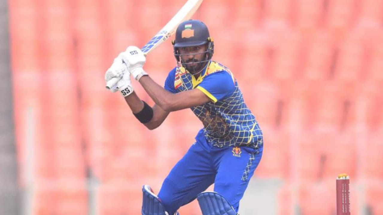  ಲಿಸ್ಟ್ ಎ ಕ್ರಿಕೆಟ್​ನಲ್ಲಿ 34 ಇನ್ನಿಂಗ್ಸ್‌ಗಳನ್ನಾಡಿರುವ ಪಡಿಕ್ಕಲ್ 82 ಕ್ಕಿಂತ ಹೆಚ್ಚು ಸರಾಸರಿಯಲ್ಲಿ 2342 ರನ್ ಗಳಿಸಿದ್ದಾರೆ. ಪಡಿಕ್ಕಲ್ ಅವರ ಸ್ಟ್ರೈಕ್ ರೇಟ್ ಕೂಡ 92 ಕ್ಕಿಂತ ಹೆಚ್ಚಾಗಿದೆ. ಈ ರೀತಿಯ ಅಂಕಿಅಂಶಗಳ ಹೊರತಾಗಿಯೂ, ಪಡಿಕ್ಕಲ್‌ಗೆ ಟೀಂ ಇಂಡಿಯಾ ಏಕದಿನ ತಂಡದಲ್ಲಿ ಆಡುವ ಅವಕಾಶ ಸಿಕ್ಕಿಲ್ಲ.