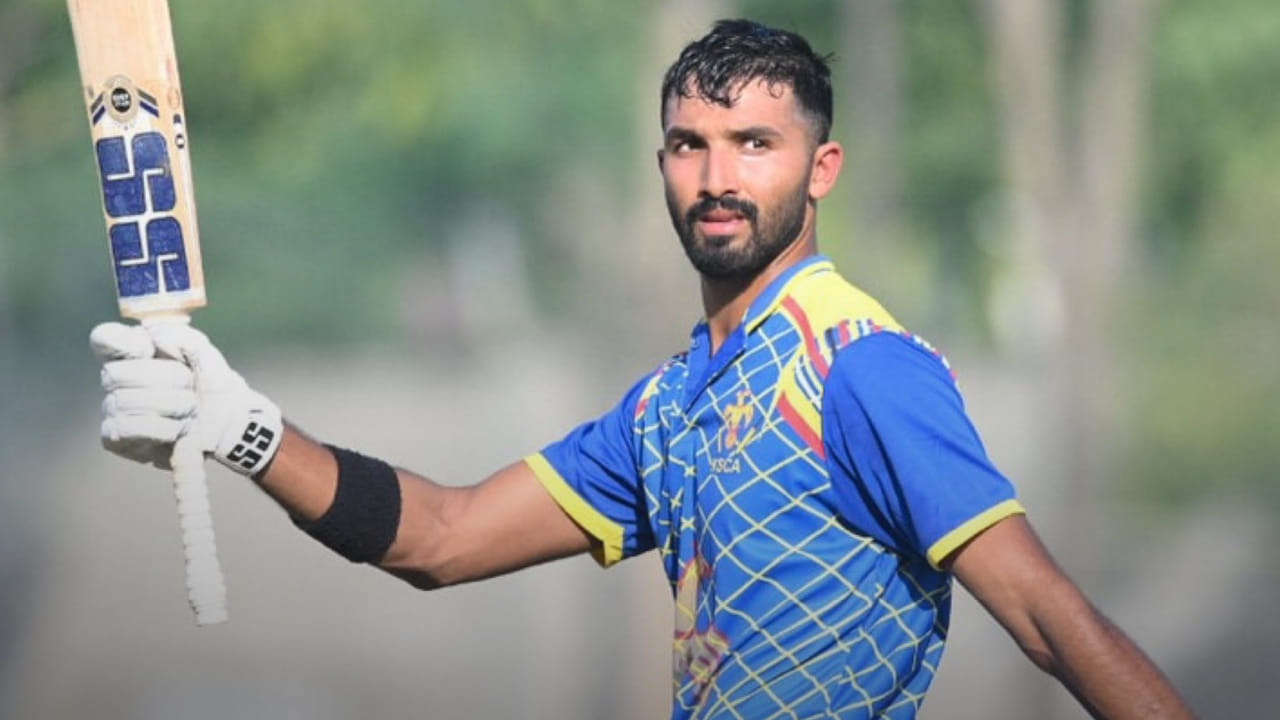 ಕಳೆದ ಐಪಿಎಲ್​ನಲ್ಲಿ ಆರ್​ಸಿಬಿ ಪರ ಆಡಿದ್ದ ಕೆಲವೇ ಕೆಲವು ಇನ್ನಿಂಗ್ಸ್​ಗಳಲ್ಲಿ ಉತ್ತಮ ಪ್ರದರ್ಶನ ನೀಡಿದ್ದ ಕನ್ನಡಿಗ ದೇವದತ್ ಪಡಿಕ್ಕಲ್‌, ಇದೀಗ ದೇಶಿ ಅಂಗಳದಲ್ಲಿ ಶತಕಗಳ ಮಳೆ ಸುರಿಸುತ್ತಿದ್ದಾರೆ. ವಿಜಯ್ ಹಜಾರೆ ಟ್ರೋಫಿಯ ಮೊದಲ ಪಂದ್ಯದಲ್ಲಿ 147 ರನ್​ಗಳ ಗೆಲುವಿನ ಇನ್ನಿಂಗ್ಸ್ ಆಡಿದ್ದ ಪಡಿಕ್ಕಲ್, ಕರ್ನಾಟಕ ತಂಡ ದಾಖಲೆಯ ಮೊತ್ತವನ್ನು ಬೆನ್ನಟ್ಟುವಲ್ಲಿ ಪ್ರಮುಖ ಪಾತ್ರವಹಿಸಿದ್ದರು.
