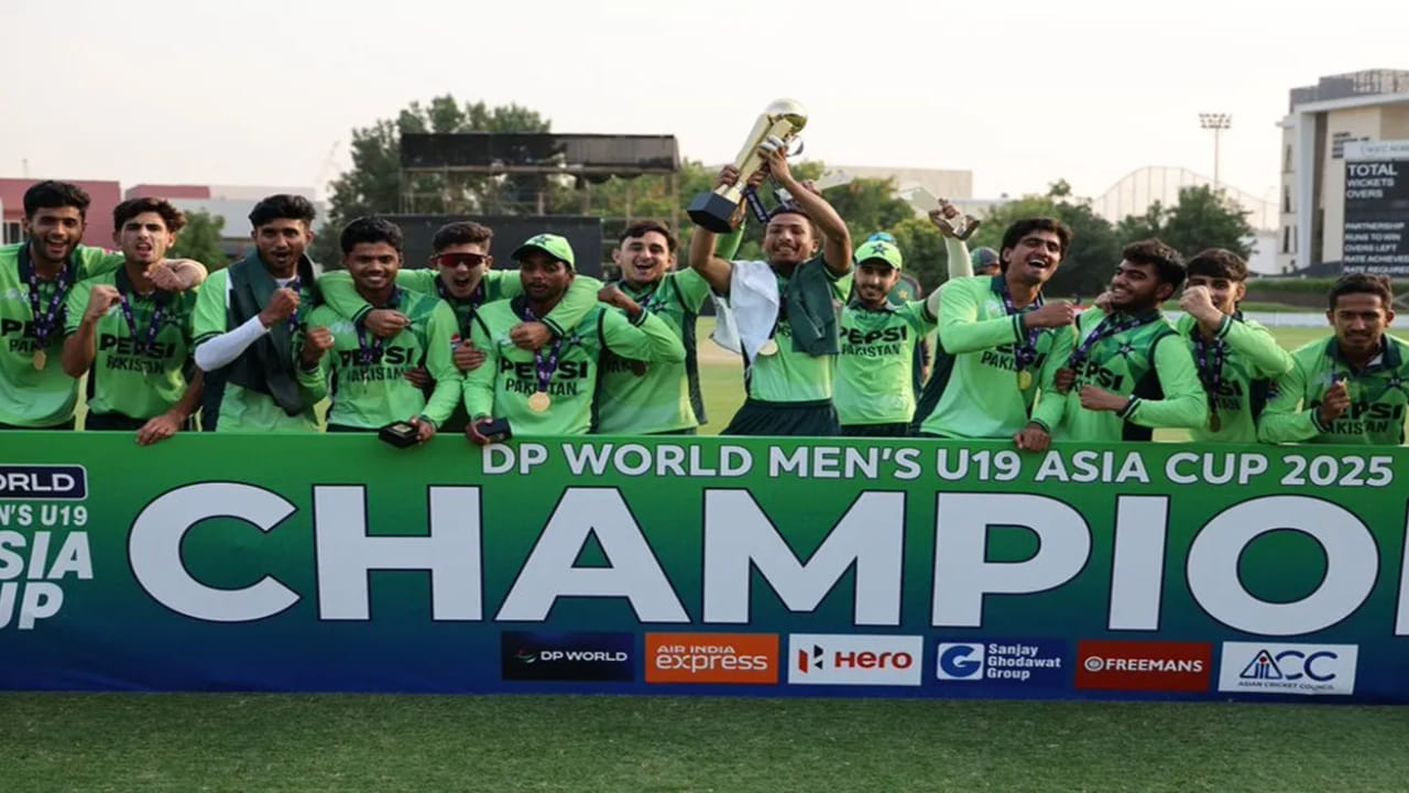 ಸ್ವಾಗತ ಸಮಾರಂಭದ ನಂತರ ತಂಡದ ಮಾರ್ಗದರ್ಶಕ ಮತ್ತು ವ್ಯವಸ್ಥಾಪಕ ಸರ್ಫ್ರಾಜ್ ಅಹ್ಮದ್ ಮಾಧ್ಯಮಗಳಿಗೆ ಮಾಹಿತಿ ನೀಡಿ, ಪ್ರಧಾನಿ ಪ್ರತಿ ಆಟಗಾರನಿಗೆ 10 ಮಿಲಿಯನ್ ರೂಪಾಯಿ ನಗದು ಬಹುಮಾನವನ್ನು ಘೋಷಿಸಿದ್ದಾರೆ ಎಂದಿದ್ದಾರೆ. ಇದಕ್ಕೂ ಮೊದಲು, ಪಾಕಿಸ್ತಾನ ಕ್ರಿಕೆಟ್ ಮಂಡಳಿಯ ಅಧ್ಯಕ್ಷ ಮೊಹ್ಸಿನ್ ನಖ್ವಿ ಏಷ್ಯಾ ಕಪ್ ವಿಜೇತ ಜೂನಿಯರ್ ತಂಡದ ಆಟಗಾರರಿಗೆ ತಲಾ 5 ಮಿಲಿಯನ್ ರೂಪಾಯಿ ನಗದು ಬಹುಮಾನಗಳನ್ನು ಘೋಷಿಸಿದ್ದಾರೆ ಎಂದು ವರದಿಯಾಗಿದೆ.