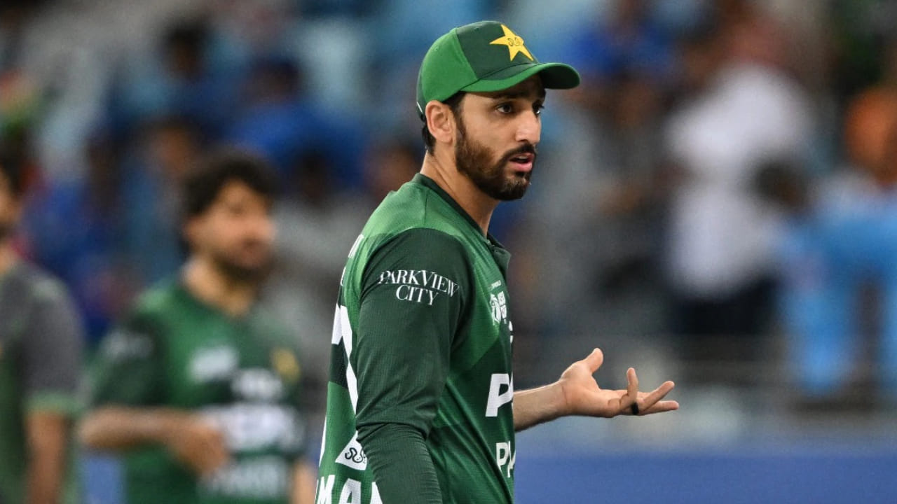 ಇದೀಗ ಐಸಿಸಿ ಟಿಕೆಟ್ ಮಾರಾಟಕ್ಕಾಗಿ ಬಿಡುಗಡೆ ಮಾಡಿದ ಪ್ರಚಾರ ಪೋಸ್ಟರ್‌ಗಳಲ್ಲಿ ನಮ್ಮ ತಂಡದ ನಾಯಕನ ಫೋಟೋವನ್ನು ಬಳಸಿಲ್ಲ. ಐಸಿಸಿ ಟಿ20 ಶ್ರೇಯಾಂಕದಲ್ಲಿ ಪಾಕಿಸ್ತಾನವು ಅಗ್ರ ಐದು ತಂಡಗಳಲ್ಲಿ ಇಲ್ಲದಿರಬಹುದು, ಆದರೆ ಅದು ಶ್ರೀಮಂತ ಇತಿಹಾಸವನ್ನು ಹೊಂದಿದೆ ಮತ್ತು ವಿಶ್ವಕಪ್‌ನಲ್ಲಿ ಹೆಚ್ಚು ಗಮನ ಸೆಳೆಯುವ ತಂಡಗಳಲ್ಲಿ ಒಂದಾಗಿದೆ. ಹೀಗಾಗಿ ಐಸಿಸಿ, ಪಾಕಿಸ್ತಾನ ತಂಡದ ನಾಯಕನನ್ನು ಪ್ರಚಾರ ಪೋಸ್ಟರ್‌ಗಳು ಮತ್ತು ಅಭಿಯಾನಗಳಲ್ಲಿ ಖಂಡಿತವಾಗಿಯೂ ಸೇರಿಸುತ್ತದೆ ಎಂದು ಪಿಸಿಬಿ ವಿಶ್ವಾಸ ಹೊಂದಿದೆ ಎಂದಿದೆ. 
