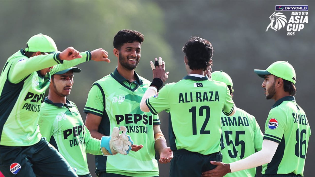 ದುಬೈನಲ್ಲಿ ನಡೆದ ಅಂಡರ್ 19 ಏಷ್ಯಾಕಪ್ ಫೈನಲ್​ನಲ್ಲಿ ಭಾರತ ಹಾಗೂ ಪಾಕಿಸ್ತಾನ ತಂಡಗಳು ಮುಖಾಮುಖಿಯಾಗಿದ್ದವು. ಈ ಪಂದ್ಯದಲ್ಲಿ ಭಾರತ ತಂಡವನ್ನು ಮಣಿಸಿದ್ದ ಪಾಕಿಸ್ತಾನ ತಂಡ ಟ್ರೋಫಿಯನ್ನು ಎತ್ತಿ ಹಿಡಿದಿತ್ತು. ಇದೀಗ ಪಾಕಿಸ್ತಾನ ತಂಡಕ್ಕೆ ಪಾಕಿಸ್ತಾನ ಪ್ರಧಾನಿ ಶಹಬಾಜ್ ಷರೀಫ್ ವಿಜೇತ ತಂಡದ ಪ್ರತಿಯೊಬ್ಬ ಆಟಗಾರನಿಗೆ ತಲಾ 1 ಕೋಟಿ ರೂಪಾಯಿಗಳ ವಿಶೇಷ ನಗದು ಬಹುಮಾನವನ್ನು ಘೋಷಿಸಿದ್ದಾರೆ.