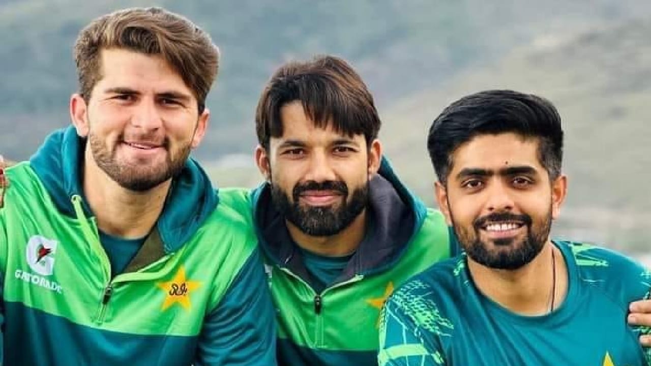 ಕುತೂಹಲಕಾರಿ ವಿಷಯ ಎಂದರೆ ಪಾಕಿಸ್ತಾನದ ಗೂಗಲ್ ಸರ್ಚ್ ಟ್ರೆಂಡಿಂಗ್ ಪಟ್ಟಿಯ ಟಾಪ್-10 ನಲ್ಲಿ ಅಲ್ಲಿನ ಸ್ಟಾರ್ ಆಟಗಾರರಾದ ಬಾಬರ್ ಆಝಂ, ಶಾಹೀನ್ ಶಾ ಅಫ್ರಿದಿ ಕಾಣಿಸಿಕೊಂಡಿಲ್ಲ. ಅಲ್ಲದೆ ಹೊಸ ಸೆನ್ಸೇಷನ್ ಸೃಷ್ಟಿಸಿದ್ದ ಯುವ ದಾಂಡಿಗ ಸೈಮ್ ಅಯ್ಯೂಬ್ ಆರನೇ ಸ್ಥಾನದಲ್ಲಿ ಕಾಣಿಸಿಕೊಂಡಿದ್ದಾರೆ. ಅಂದರೆ ಪಾಕಿಸ್ತಾನ್ ಆಟಗಾರರ ಬದಲಾಗಿ ಈ ವರ್ಷ ಪಾಕಿಗಳು ಅಭಿಷೇಕ್ ಶರ್ಮಾ ಬಗ್ಗೆ ಹೆಚ್ಚು ಹುಡುಕಾಡಿದ್ದಾರೆ.