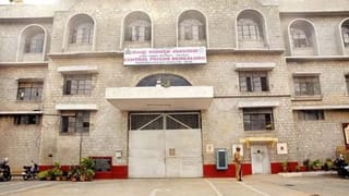 ಪರಪ್ಪನ ಅಗ್ರಹಾರದಲ್ಲಿ ನಿಲ್ಲದ ಕಳ್ಳಾಟ: ನಿಷೇಧಿತ ವಸ್ತು ಜೈಲಿನೊಳಗೆ ತರುವಾಗ ಸಿಬ್ಬಂದಿ ಲಾಕ್​​