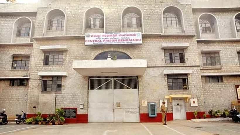 ಪರಪ್ಪನ ಅಗ್ರಹಾರದಲ್ಲಿ ನಿಲ್ಲದ ಕಳ್ಳಾಟ: ನಿಷೇಧಿತ ವಸ್ತು ಜೈಲಿನೊಳಗೆ ತರುವಾಗ ಸಿಬ್ಬಂದಿ ಲಾಕ್
