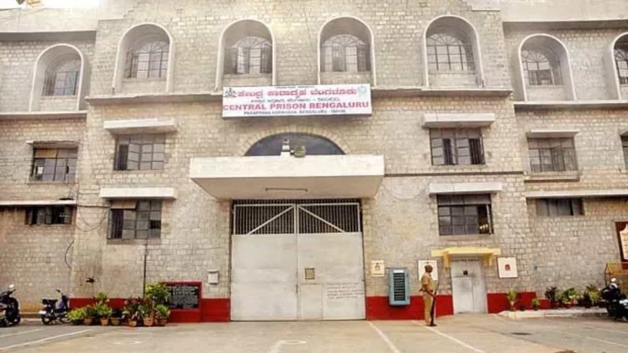 ಪರಪ್ಪನ ಅಗ್ರಹಾರದಲ್ಲಿ ನಿಲ್ಲದ ಕಳ್ಳಾಟ: ನಿಷೇಧಿತ ವಸ್ತು ಜೈಲಿನೊಳಗೆ ತರುವಾಗ ಸಿಬ್ಬಂದಿ ಲಾಕ್​​