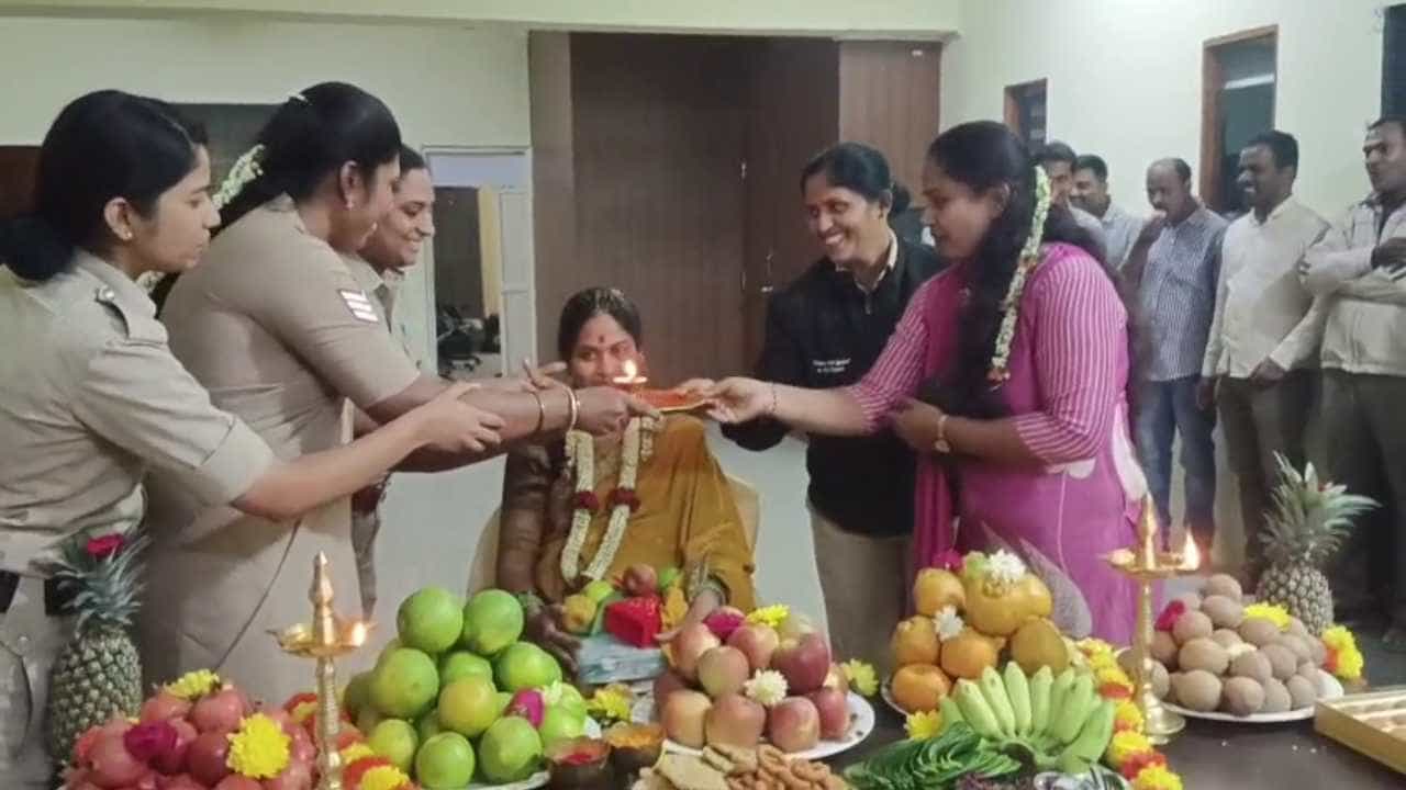 ಪರಪ್ಪನ ಅಗ್ರಹಾರ ಮಹಿಳಾ ಪೊಲೀಸ್ ಸಿಬ್ಬಂದಿಗೆ ಠಾಣೆಯಲ್ಲಿ ಸೀಮಂತ ಪರಪ್ಪನ ಅಗ್ರಹಾರ ಮಹಿಳಾ ಪೊಲೀಸ್ ಸಿಬ್ಬಂದಿಗೆ ಠಾಣೆಯಲ್ಲಿ ಸೀಮಂತ