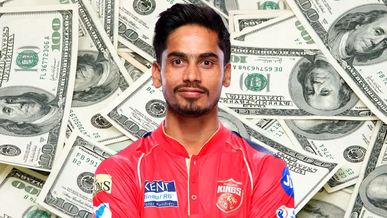 ಪ್ರವೀಣ್ ದುಬೆ: ಕರ್ನಾಟಕದ ಅನುಭವಿ ಸ್ಪಿನ್ನರ್ ಪ್ರವೀಣ್ ದುಬೆ ಈ ಬಾರಿಯ ಹರಾಜಿನಲ್ಲಿ 30 ಲಕ್ಷ ರೂ. ಮೂಲ ಬೆಲೆಯೊಂದಿಗೆ ಕಾಣಿಸಿಕೊಂಡಿದ್ದರು. ಮೊದಲ ಸುತ್ತಿನಲ್ಲಿ ಪ್ರವೀಣ್ ಅವರ ಖರೀದಿಗೆ ಯಾವುದೇ ಫ್ರಾಂಚೈಸಿ ಮುಂದೆ ಬಂದಿರಲಿಲ್ಲ. ಇದಾಗ್ಯೂ ಅಂತಿಮ ಸುತ್ತಿನಲ್ಲಿ ಪಂಜಾಬ್ ಕಿಂಗ್ಸ್ ಪ್ರವೀಣ್ ದುಬೆಯನ್ನು 30 ಲಕ್ಷ ರೂ.ಗೆ ಖರೀದಿಸಿದೆ.