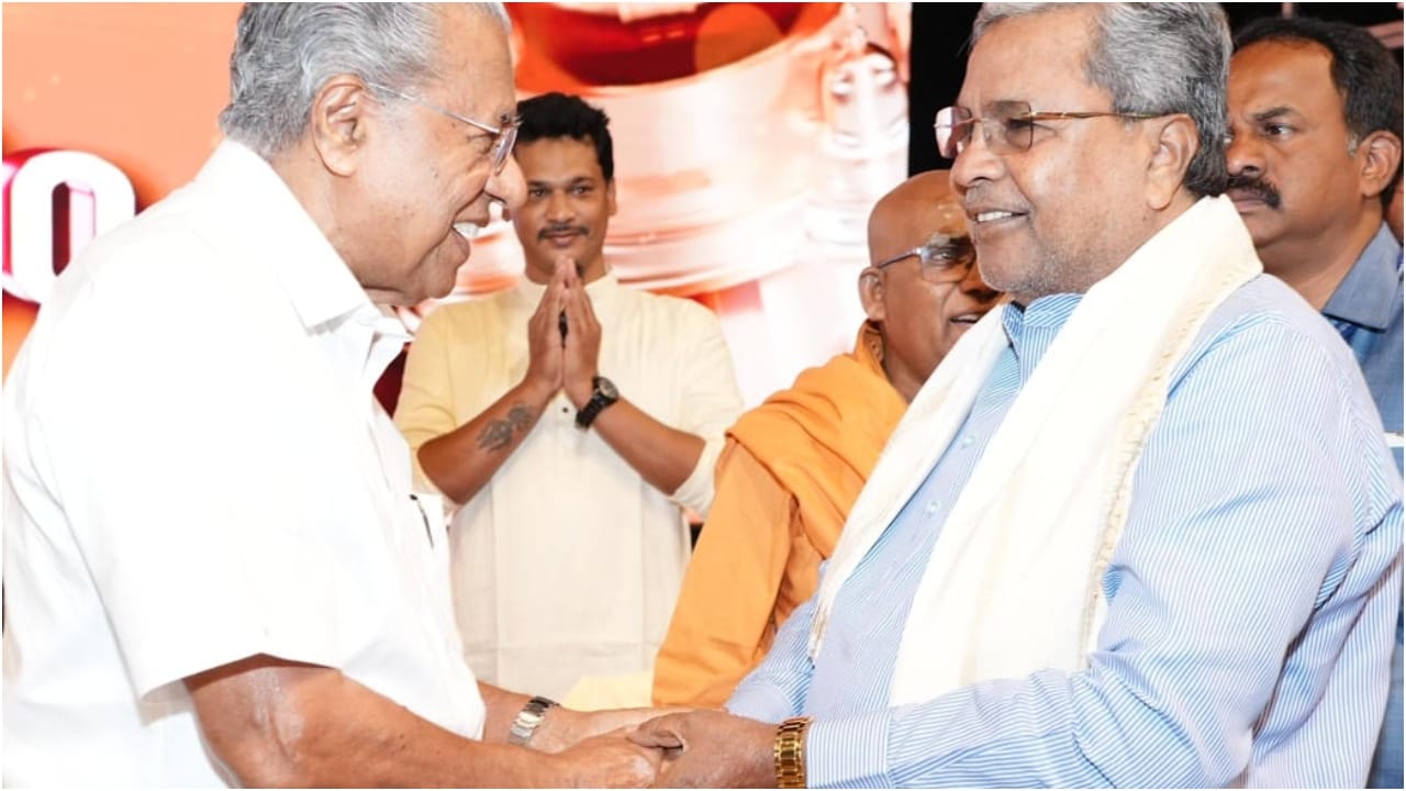 ಕೇರಳದ ವರ್ಕಳದಲ್ಲಿ ನಡೆಯಲಿರುವ ಶಿವಗಿರಿ ಮಠದ ಕಾರ್ಯಕ್ರಮದಲ್ಲಿ ಭಾಗವಹಿಸಲು ತಿರುವನಂತಪುರಂ ವಿಮಾನ ನಿಲ್ದಾಣಕ್ಕೆ ಬಂದಿಳಿದ ವೇಳೆ ಬ್ರಹ್ಮಶ್ರೀ ಜ್ಞಾನತೀರ್ಥ ಸ್ವಾಮೀಜಿಯವರು ಹಾಗೂ ಗುರುಗಳ ಅನುಯಾಯಿಗಳಿಂದ ದೊರೆತ ಆತ್ಮೀಯ ಸ್ವಾಗತದಿಂದ ಹರ್ಷಿತನಾದೆ ಎಂದು ಸಿದ್ದರಾಮಯ್ಯ ಎಕ್ಸ್ ಸಂದೇಶದಲ್ಲಿ ಉಲ್ಲೇಖಿಸಿದ್ದಾರೆ.