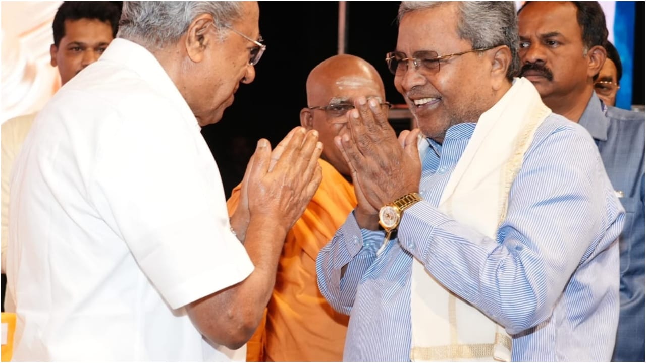 ಕೇರಳದ ವರ್ಕಳದಲ್ಲಿ ಶಿವಗಿರಿ ಮಠದ ಕಾರ್ಯಕ್ರಮದಲ್ಲಿ ಭಾಗವಹಿಸುವುದಕ್ಕಾಗಿ ರಾಜಧಾನಿ ತಿರುವನಂತಪುರಕ್ಕೆ ಆಗಮಿಸಿದ ಸಿಎಂ ಸಿದ್ದರಾಮಯ್ಯ ಕೇರಳ ಸಿಎಂ ಪಿಣರಾಯಿ ವಿಜಯನ್​​ರನ್ನು ಭೇಟಿಯಾಗಿ ಆತ್ಮೀಯವಾಗಿ ಮಾತನಾಡಿದರು.