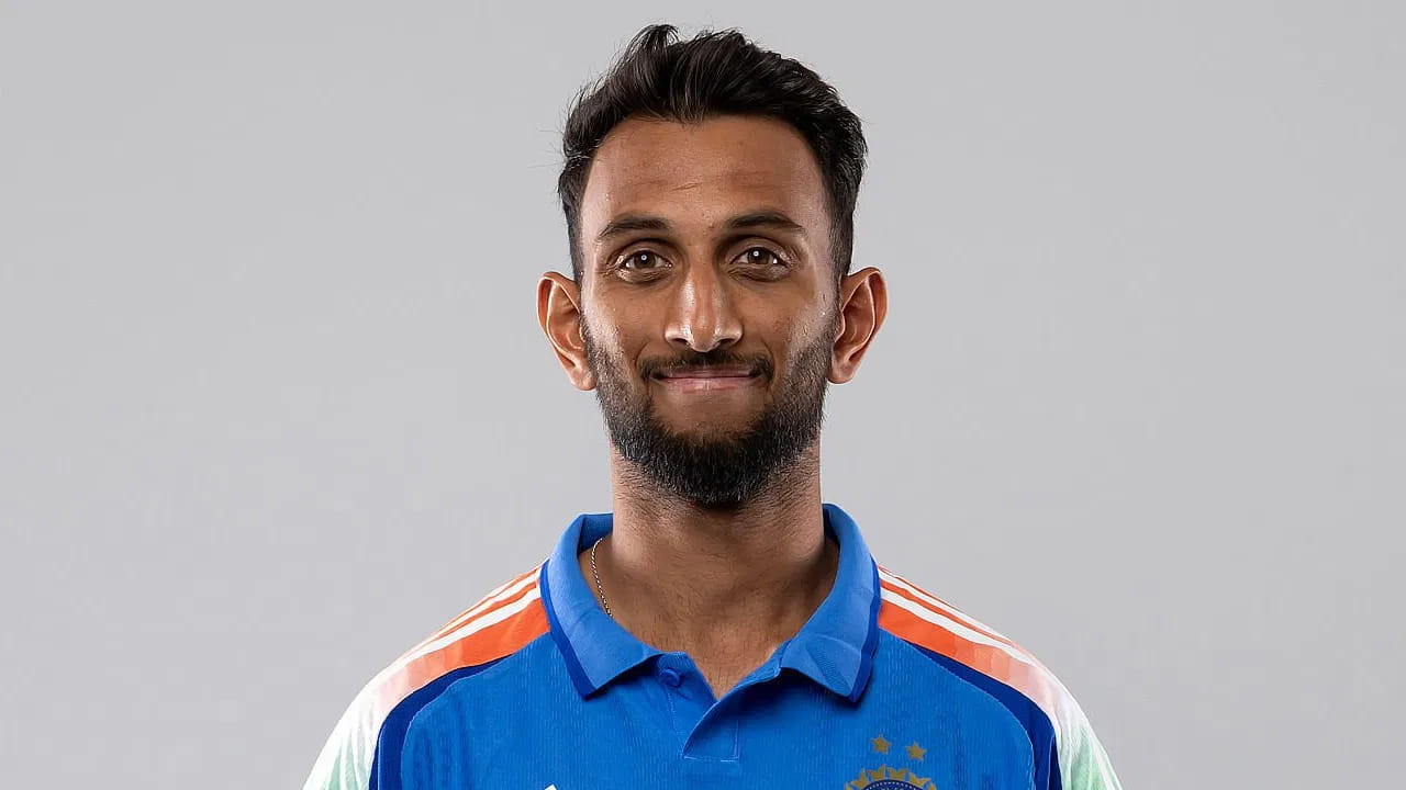 ಪ್ರಸಿದ್ಧ್ ಕೃಷ್ಣ: ಟೀಮ್ ಇಂಡಿಯಾ ವೇಗಿ ಪ್ರಸಿದ್ಧ್ ಕೃಷ್ಣ ಅವರನ್ನು ಸಹ ಟಿ20 ಸರಣಿಗೆ ಪರಿಗಣಿಸಲಾಗಿಲ್ಲ. ಸೌತ್ ಆಫ್ರಿಕಾ ವಿರುದ್ಧದ ಏಕದಿನ ಸರಣಿಯಲ್ಲಿ ದುಬಾರಿಯಾಗಿದ್ದ ಪ್ರಸಿದ್ಧ್ ಕೃಷ್ಣ ಅವರನ್ನು ಟಿ20 ತಂಡದಿಂದ ಕೈ ಬಿಡಲಾಗಿದೆ. ಹೀಗಾಗಿ ಅವರು ಸಹ ಮುಂದಿನ ಸರಣಿಯಲ್ಲಿ ಕಣಕ್ಕಿಳಿಯುವುದಿಲ್ಲ.