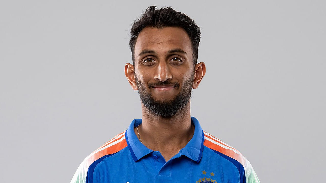 ಪ್ರಸಿದ್ಧ್ ಕೃಷ್ಣ: ಟೀಮ್ ಇಂಡಿಯಾ ವೇಗಿ ಪ್ರಸಿದ್ಧ್ ಕೃಷ್ಣ ಅವರನ್ನು ಸಹ ಟಿ20 ಸರಣಿಗೆ ಪರಿಗಣಿಸಲಾಗಿಲ್ಲ. ಸೌತ್ ಆಫ್ರಿಕಾ ವಿರುದ್ಧದ ಏಕದಿನ ಸರಣಿಯಲ್ಲಿ ದುಬಾರಿಯಾಗಿದ್ದ ಪ್ರಸಿದ್ಧ್ ಕೃಷ್ಣ ಅವರನ್ನು ಟಿ20 ತಂಡದಿಂದ ಕೈ ಬಿಡಲಾಗಿದೆ. ಹೀಗಾಗಿ ಅವರು ಸಹ ಮುಂದಿನ ಸರಣಿಯಲ್ಲಿ ಕಣಕ್ಕಿಳಿಯುವುದಿಲ್ಲ.