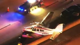 Video: ಫ್ಲೋರಿಡಾದ ಹೆದ್ದಾರಿಯಲ್ಲಿ ಕಾರಿನ ಮೇಲೆ ಇಳಿದ ವಿಮಾನ