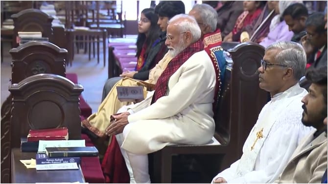 ಕ್ಯಾಥೆಡ್ರಲ್ ಚರ್ಚ್​ನಲ್ಲಿ ಕ್ರಿಸ್ಮಸ್ ಪ್ರಾರ್ಥನೆಯಲ್ಲಿ ಭಾಗವಹಿಸಿದ ಮೋದಿ