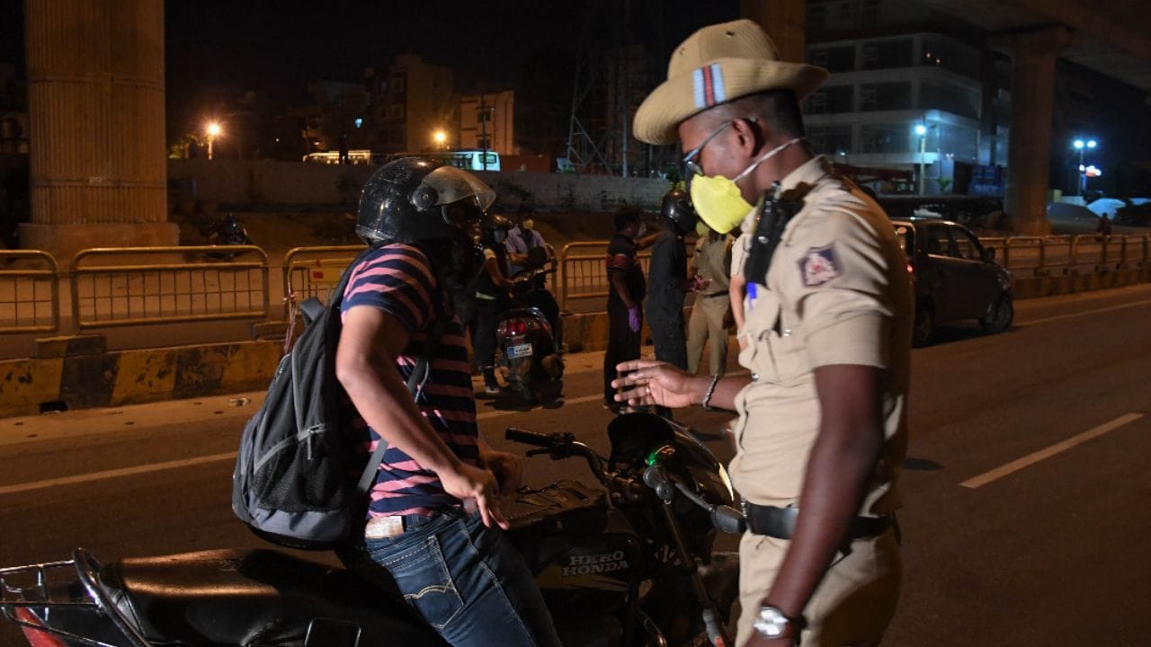 ಹೊಸ ವರ್ಷಕ್ಕೆ ಕೌಂಟ್ಡೌನ್: ಬೆಂಗಳೂರಲ್ಲಿ ಅದಾಗಲೇ ಫೀಲ್ಡ್ಗೆ ಇಳಿದಿದ್ದೇಕೆ ಖಾಕಿ? ಹೊಸ ವರ್ಷಕ್ಕೆ ಕೌಂಟ್ಡೌನ್: ಬೆಂಗಳೂರಲ್ಲಿ ಅದಾಗಲೇ ಫೀಲ್ಡ್ಗೆ ಇಳಿದಿದ್ದೇಕೆ ಖಾಕಿ?