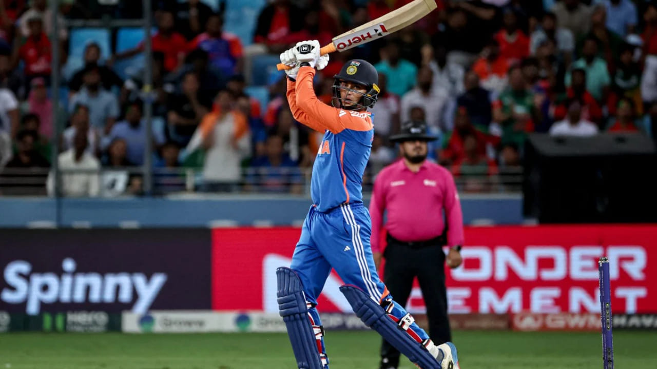 ಅಭಿಷೇಕ್ ಅವರ ಸಿಕ್ಸರ್ಗಳ ಬಗ್ಗೆ ಹೇಳುವುದಾದರೆ, ಈ ವರ್ಷ ಅವರು ಅಂತರರಾಷ್ಟ್ರೀಯ ಕ್ರಿಕೆಟ್ನಲ್ಲಿ 47 ಸಿಕ್ಸರ್ಗಳನ್ನು ಬಾರಿಸಿದ್ದಾರೆ. ಅಭಿಷೇಕ್ ಕೇವಲ 17 ಇನ್ನಿಂಗ್ಸ್ಗಳಲ್ಲಿ 47 ಸಿಕ್ಸರ್ಗಳನ್ನು ಬಾರಿಸಿದ್ದಾರೆ. ಇದಲ್ಲದೆ, ಐಪಿಎಲ್ 2025 ರಲ್ಲಿ, ಅವರು 14 ಇನ್ನಿಂಗ್ಸ್ಗಳಲ್ಲಿ 28 ಸಿಕ್ಸರ್ಗಳನ್ನು ಬಾರಿಸಿದ್ದಾರೆ. ಹೀಗಾಗಿ ಅಂತರರಾಷ್ಟ್ರೀಯ ಟಿ20 ಮತ್ತು ಐಪಿಎಲ್ನಲ್ಲಿ 75 ಸಿಕ್ಸರ್ಗಳನ್ನು ಬಾರಿಸಿದ್ದ ಅಭಿಷೇಕ್, ಇದೀಗ ಸೈಯದ್ ಮುಷ್ತಾಕ್ ಅಲಿ ಟ್ರೋಫಿಯಲ್ಲಿ 26 ಸಿಕ್ಸರ್ಗಳನ್ನು ಬಾರಿಸಿದ್ದಾರೆ.