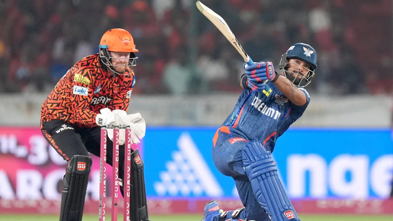 ವಿಶ್ವ ದಾಖಲೆಯ ವಿಷಯದಲ್ಲಿ, ವೆಸ್ಟ್ ಇಂಡೀಸ್ ಸ್ಫೋಟಕ ಬ್ಯಾಟ್ಸ್ಮನ್ ನಿಕೋಲಸ್ ಪೂರನ್ ಪಟ್ಟಿಯಲ್ಲಿ ಅಗ್ರಸ್ಥಾನದಲ್ಲಿದ್ದಾರೆ. 2024 ರಲ್ಲಿ ಪೂರನ್ ಟಿ20 ಕ್ರಿಕೆಟ್ನಲ್ಲಿ ಒಟ್ಟು 170 ಸಿಕ್ಸರ್ಗಳನ್ನು ಬಾರಿಸಿದ್ದರು. ಏತನ್ಮಧ್ಯೆ, ವೆಸ್ಟ್ ಇಂಡೀಸ್ನ ದಿಗ್ಗಜ ಕ್ರಿಸ್ ಗೇಲ್ ಒಂದು ವರ್ಷದಲ್ಲಿ 100 ಕ್ಕೂ ಹೆಚ್ಚು ಸಿಕ್ಸರ್ಗಳನ್ನು ಬಾರಿಸಿದ ಸಾಧನೆಯನ್ನು 6 ಬಾರಿ ಮಾಡಿದ್ದಾರೆ.