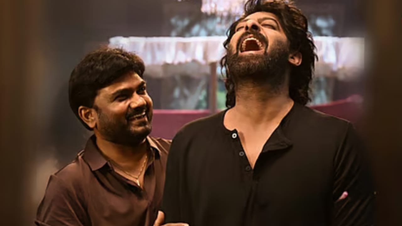 ಪ್ರಭಾಸ್ ‘ಮಿಡ್ ರೇಂಜ್ ಹೀರೋ: ನಿರ್ದೇಶಕನ ಮಾತಿಗೆ ರೊಚ್ಚಿಗೆದ್ದ ಫ್ಯಾನ್ಸ್ ಪ್ರಭಾಸ್ ‘ಮಿಡ್ ರೇಂಜ್ ಹೀರೋ: ನಿರ್ದೇಶಕನ ಮಾತಿಗೆ ರೊಚ್ಚಿಗೆದ್ದ ಫ್ಯಾನ್ಸ್