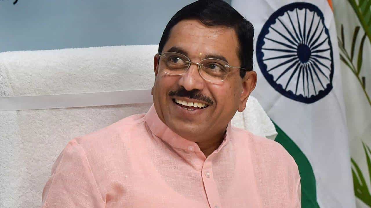 ಪಕ್ಷದೊಳಗೆ ಎಸ್ಐಆರ್ ನಡೆಸಿದಾಗ ಮಾತ್ರ ಕಾಂಗ್ರೆಸ್ ಉಳಿಯುತ್ತೆ: ಪ್ರಲ್ಹಾದ್ ಜೋಶಿ ಪಕ್ಷದೊಳಗೆ ಎಸ್ಐಆರ್ ನಡೆಸಿದಾಗ ಮಾತ್ರ ಕಾಂಗ್ರೆಸ್ ಉಳಿಯುತ್ತೆ: ಪ್ರಲ್ಹಾದ್ ಜೋಶಿ