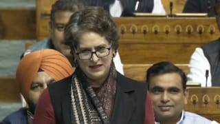 ಆನೇಕಲ್: ಚಲಿಸುತ್ತಿದ್ದ ಕಾರು ನಡುರಸ್ತೆಯಲ್ಲಿಯೇ ಧಗಧಗ, 8 ಮಂದಿ ಪ್ರಯಾಣಿಕರು ಜಸ್ಟ್ ಮಿಸ್