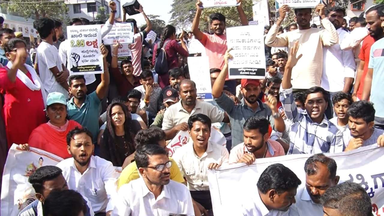 ಖಾಲಿ ಇರುವ ಸರಕಾರಿ ಹುದ್ದೆಗಳನ್ನು ತುಂಬಿಕೊಳ್ಳುವಂತೆ ಆಗ್ರಹಿಸಿ ಇಂದು ಧಾರವಾಡದಲ್ಲಿ ನಡೆಯಲಿದ್ದ ಹೋರಾಟಕ್ಕೆ ಬಹುತೇಕ ಬ್ರೇಕ್ ಬಿತ್ತು. ಕಳೆದ ಬಾರಿ ನಡೆದಿದ್ದ ಉದ್ಯೋಗಾಕಾಂಕ್ಷಿಗಳ ಹೋರಾಟದ ವೇಳೆ ಕೆಲ ಅಹಿತಕರ ಘಟನೆ ನಡೆದಿದ್ದ ಹಿನ್ನೆಲೆ ಪೊಲೀಸರು ಹೋರಾಟಕ್ಕೆ ಅನುಮತಿ ನೀಡಿರಲಿಲ್ಲ. ಆದರೂ ಪ್ರತಿಭಟನೆಯನ್ನು ನಡೆಸಲು ಮುಂದಾದ ಹೋರಾಟಗಾರರನ್ನು ಪೊಲೀಸರು ಬಂಧಿಸುವ ಮೂಲಕ ಹೋರಾಟಕ್ಕೆ ಬ್ರೇಕ್ ಹಾಕಿದರು.
